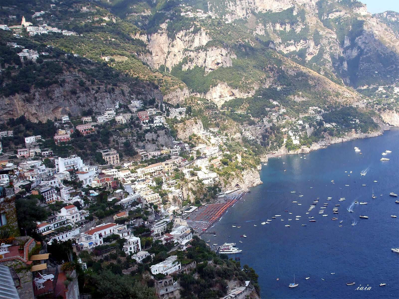 Панорама города на курорте Позитано, Италия