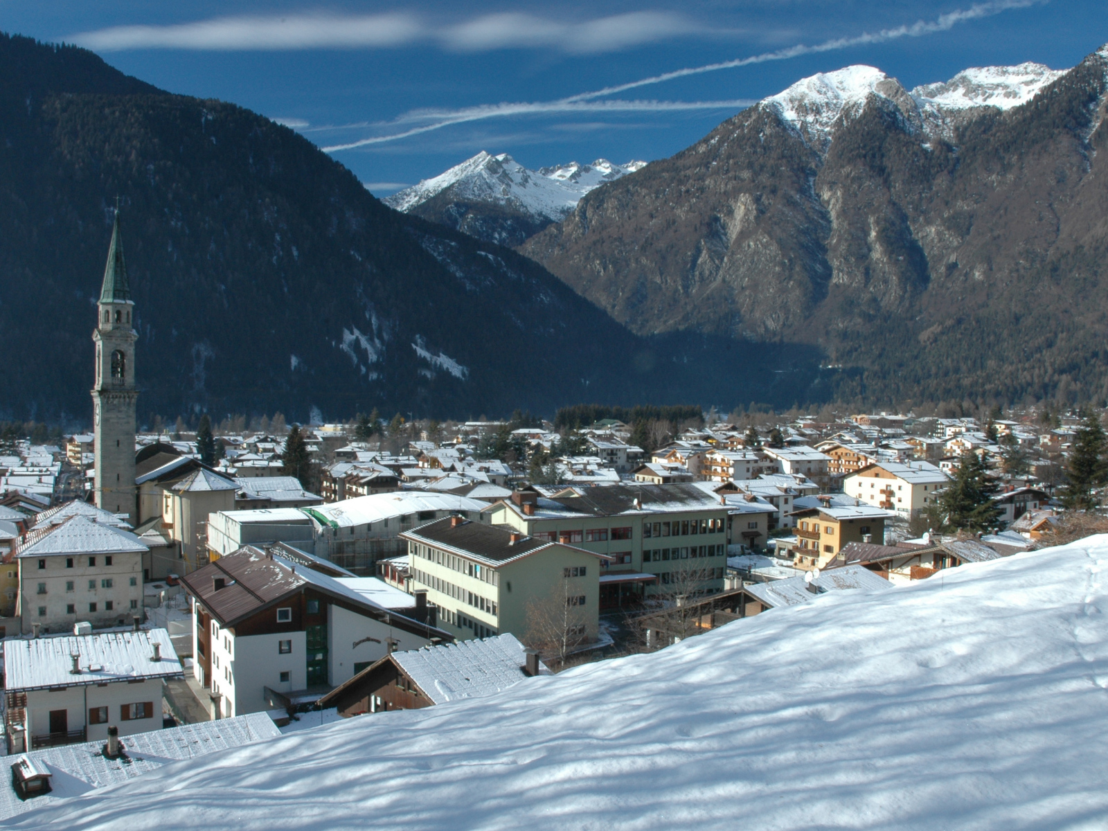 Панорама города на горнолыжном курорте Мадонна ди Кампильо, Италия
