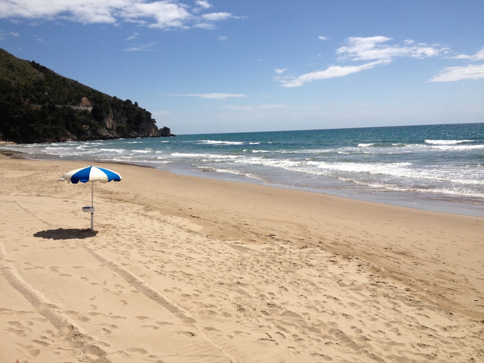 Пляжный зонт на пляже на курорте Сабаудия, Италия