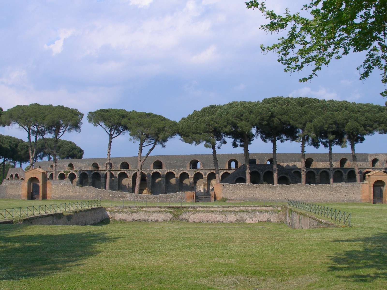 Парк среди развалин в Помпеях, Италия