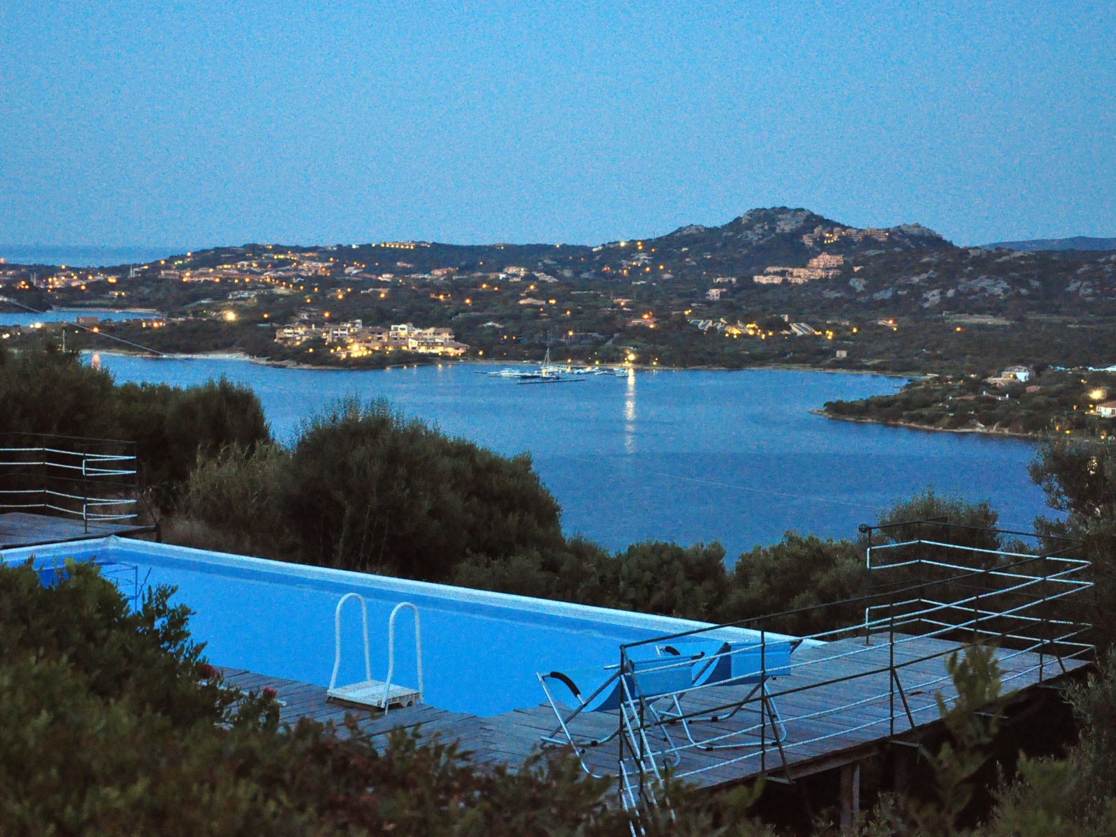 Бассейн на побережье на курорте Коста Смеральда, Италия