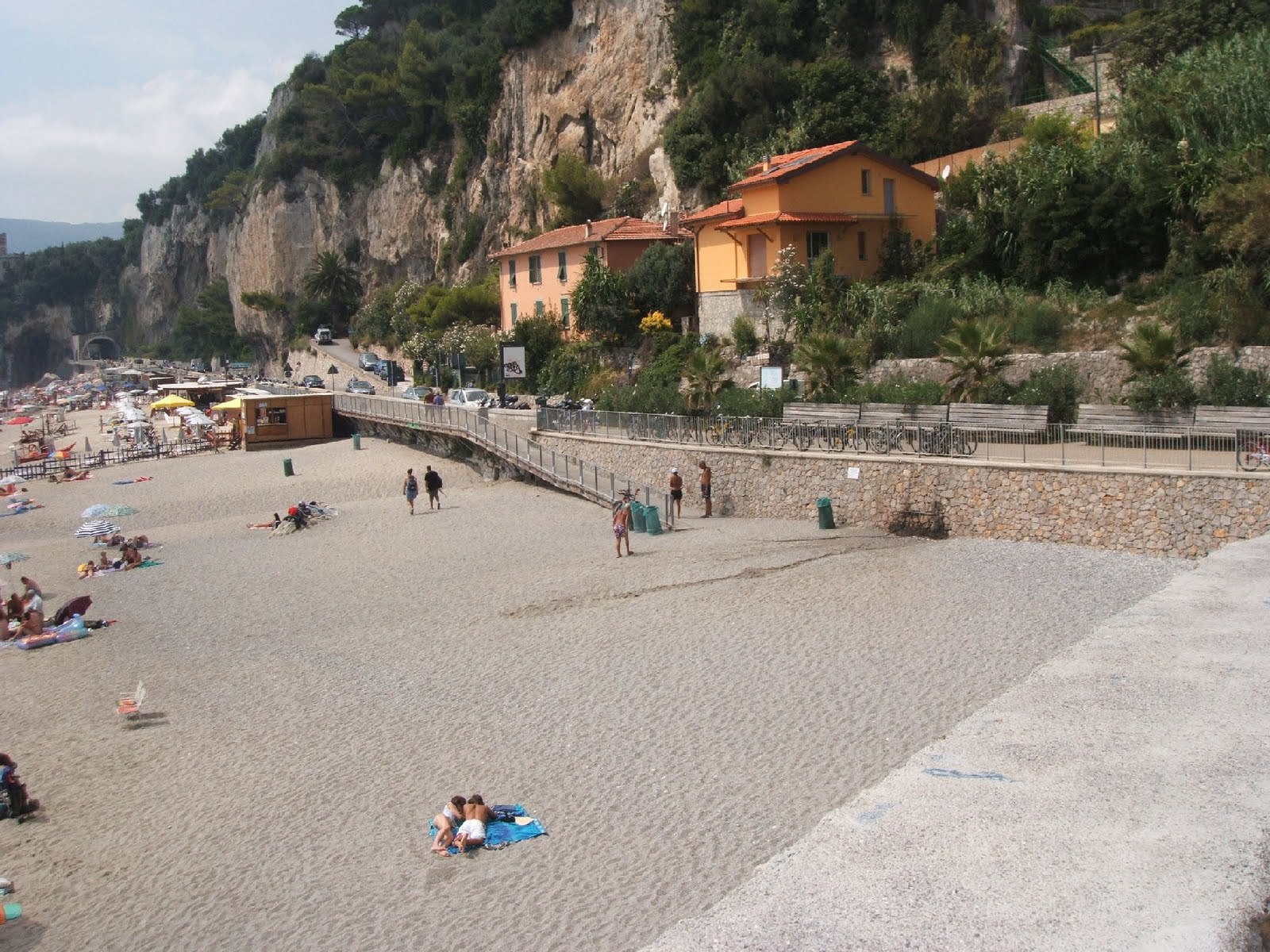 Отдых на пляже на курорте Финале Лигуре, Италия