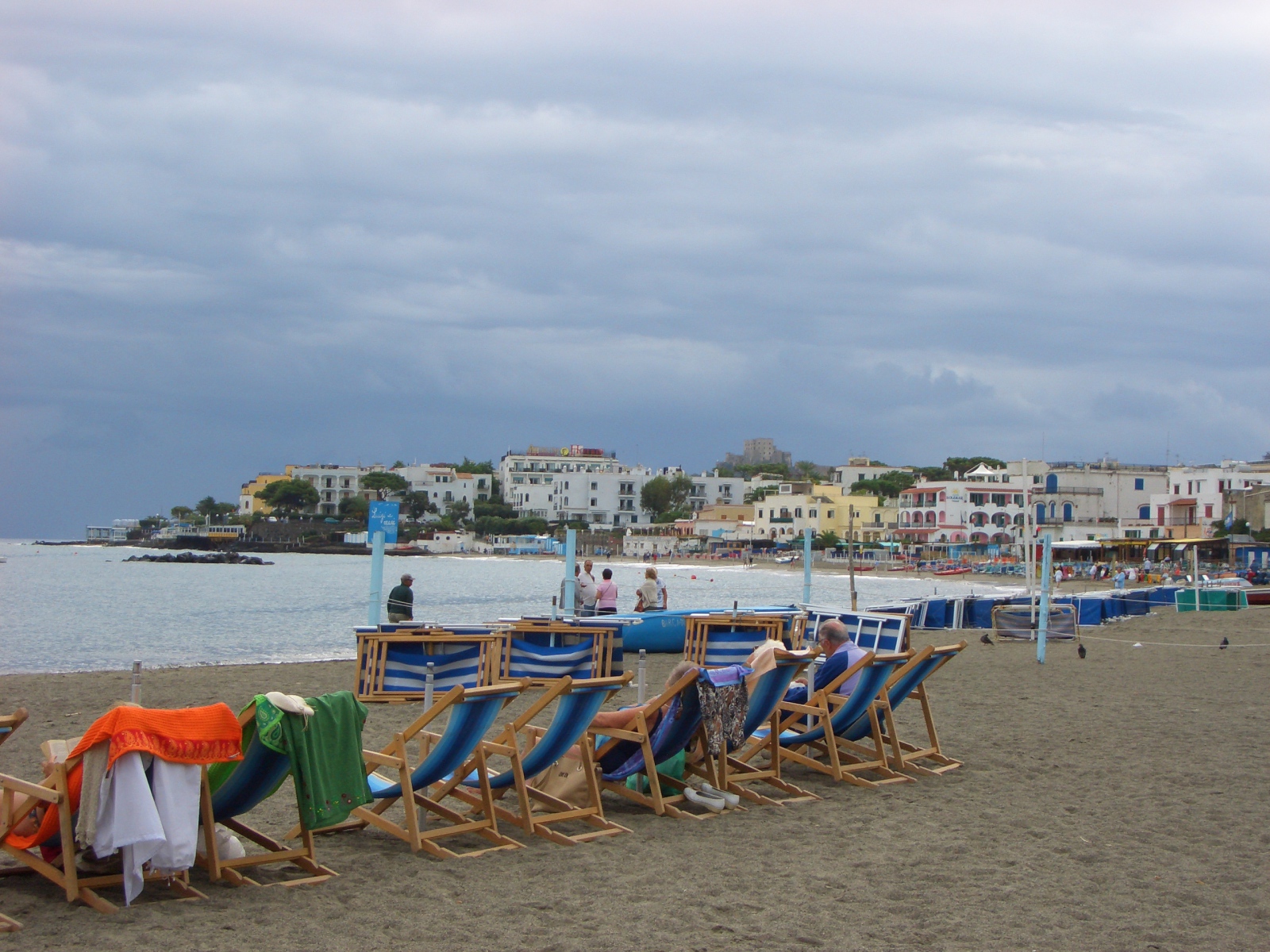 Отдых на пляже на острове Искья, Италия