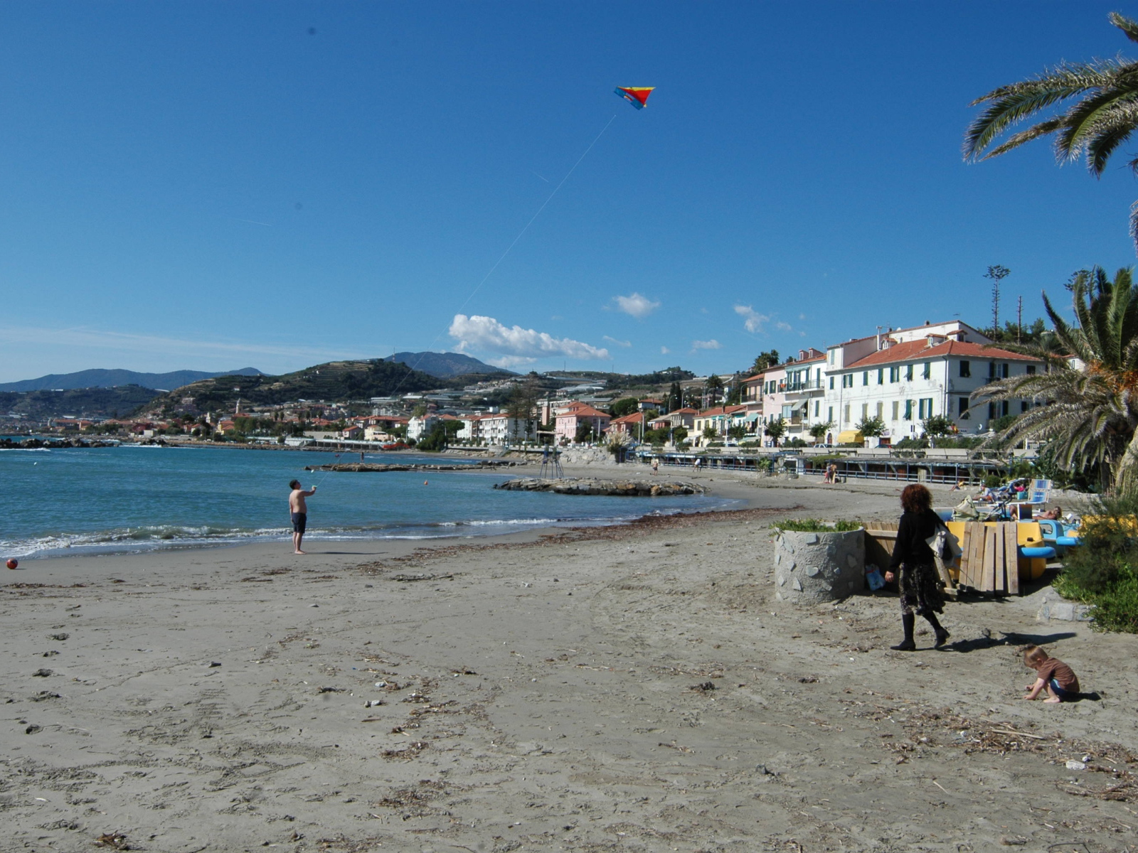 Отдых на пляже в Санто Стефано аль Маре, Италия