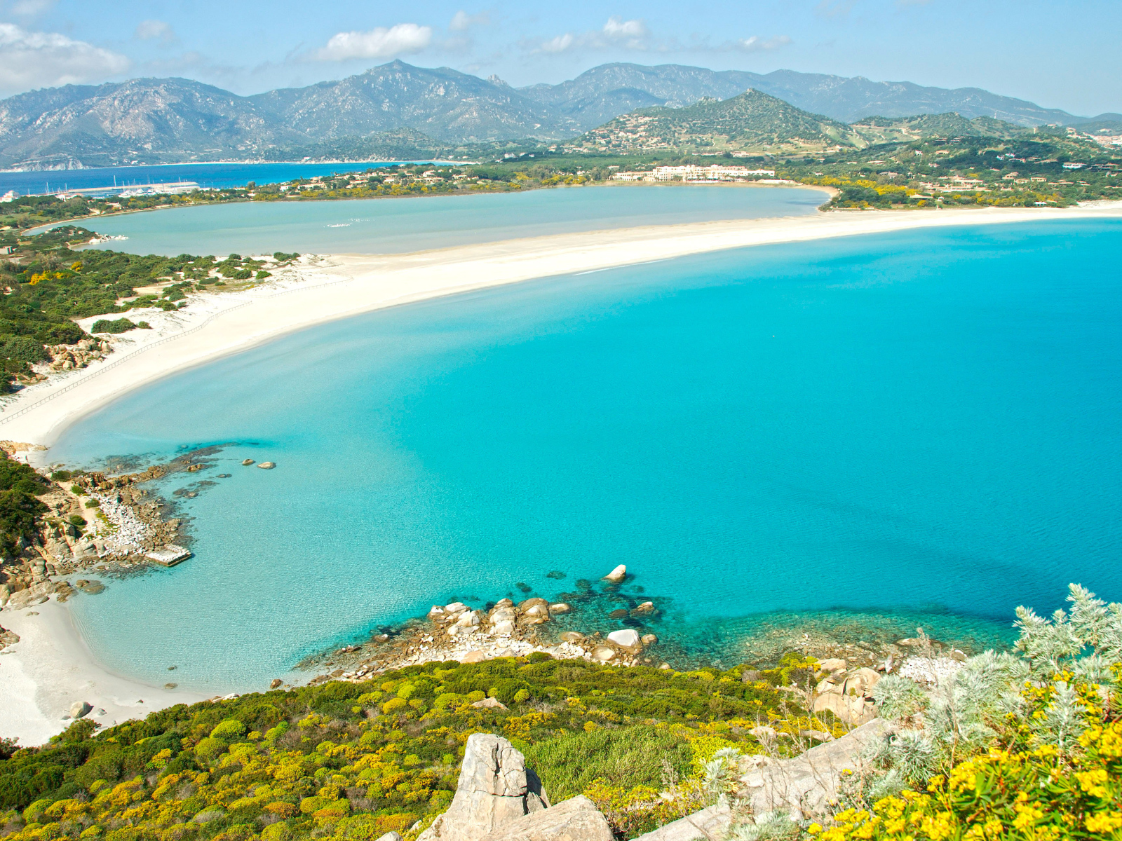 Отдых на пляже на курорте Вилласимиус, Италия