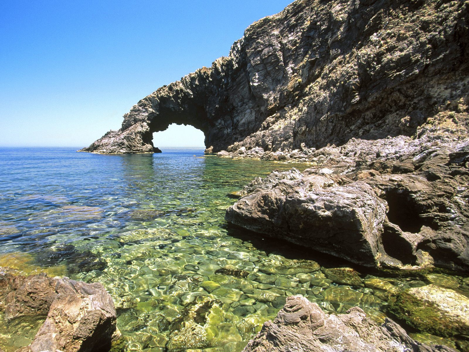 Скала на побережье на острове Сицилия, Италия