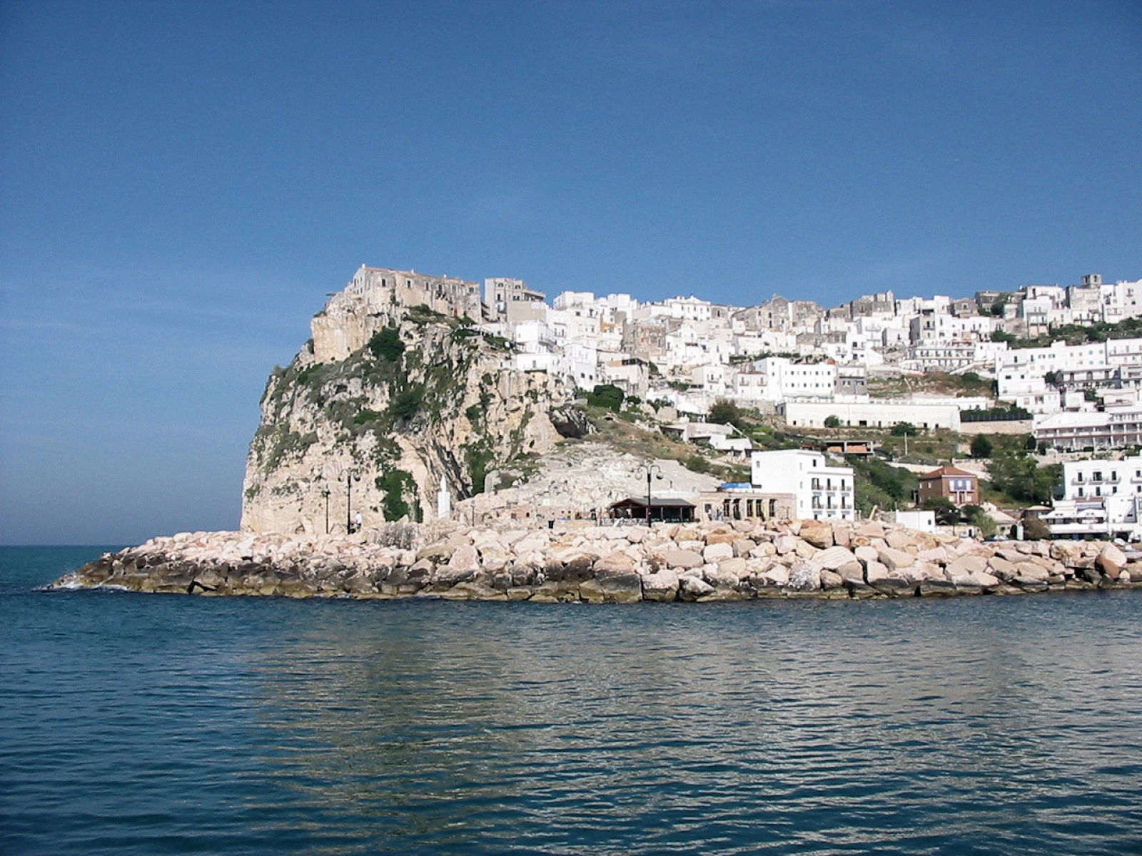 Скалистый берег на курорте Пизавр, Италия