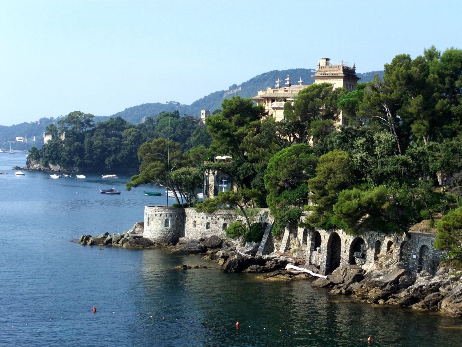 Скалистые берега на курорте Рапалло, Италия