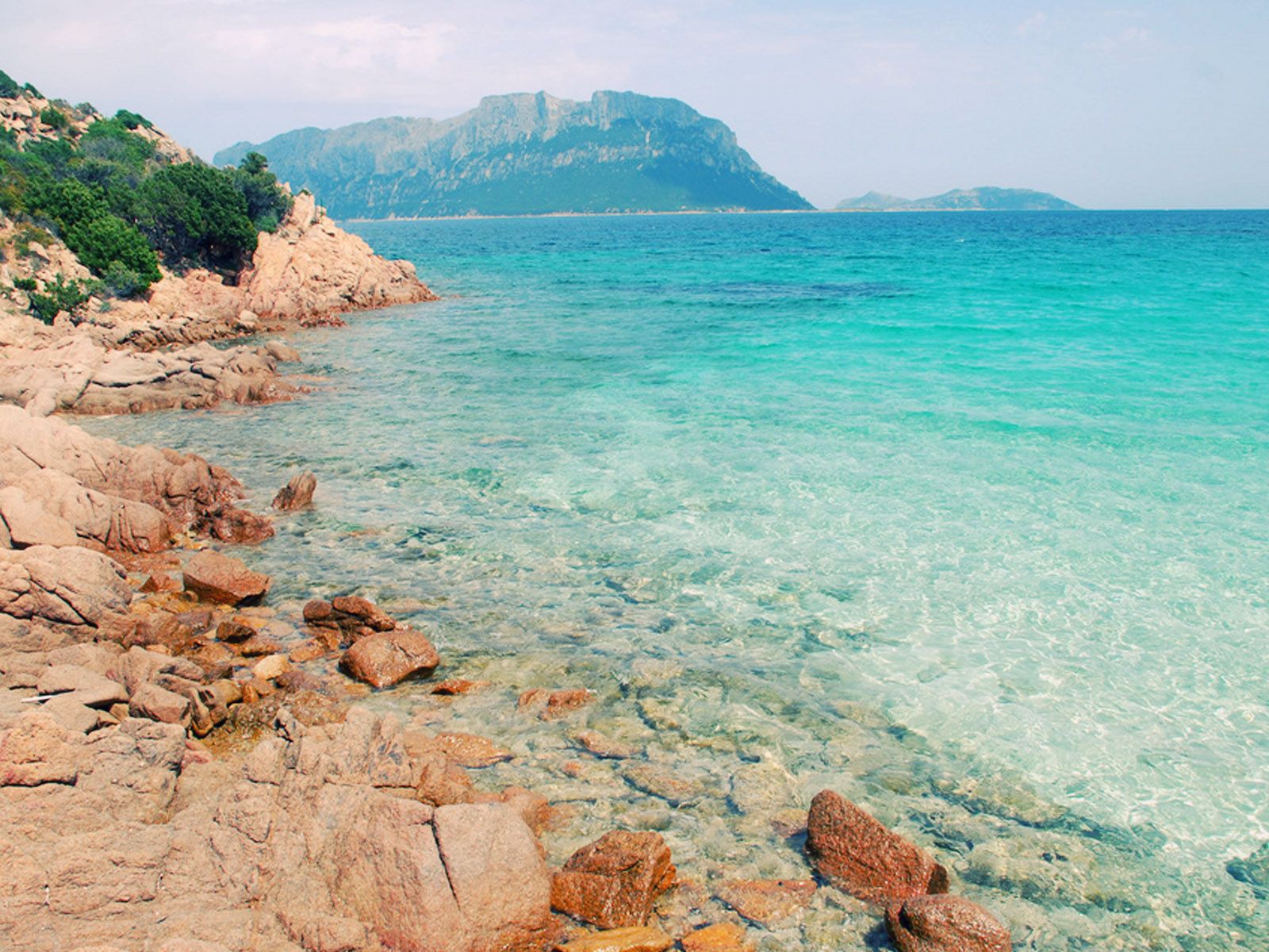 Каменистый берег на острове Сардиния, Италия