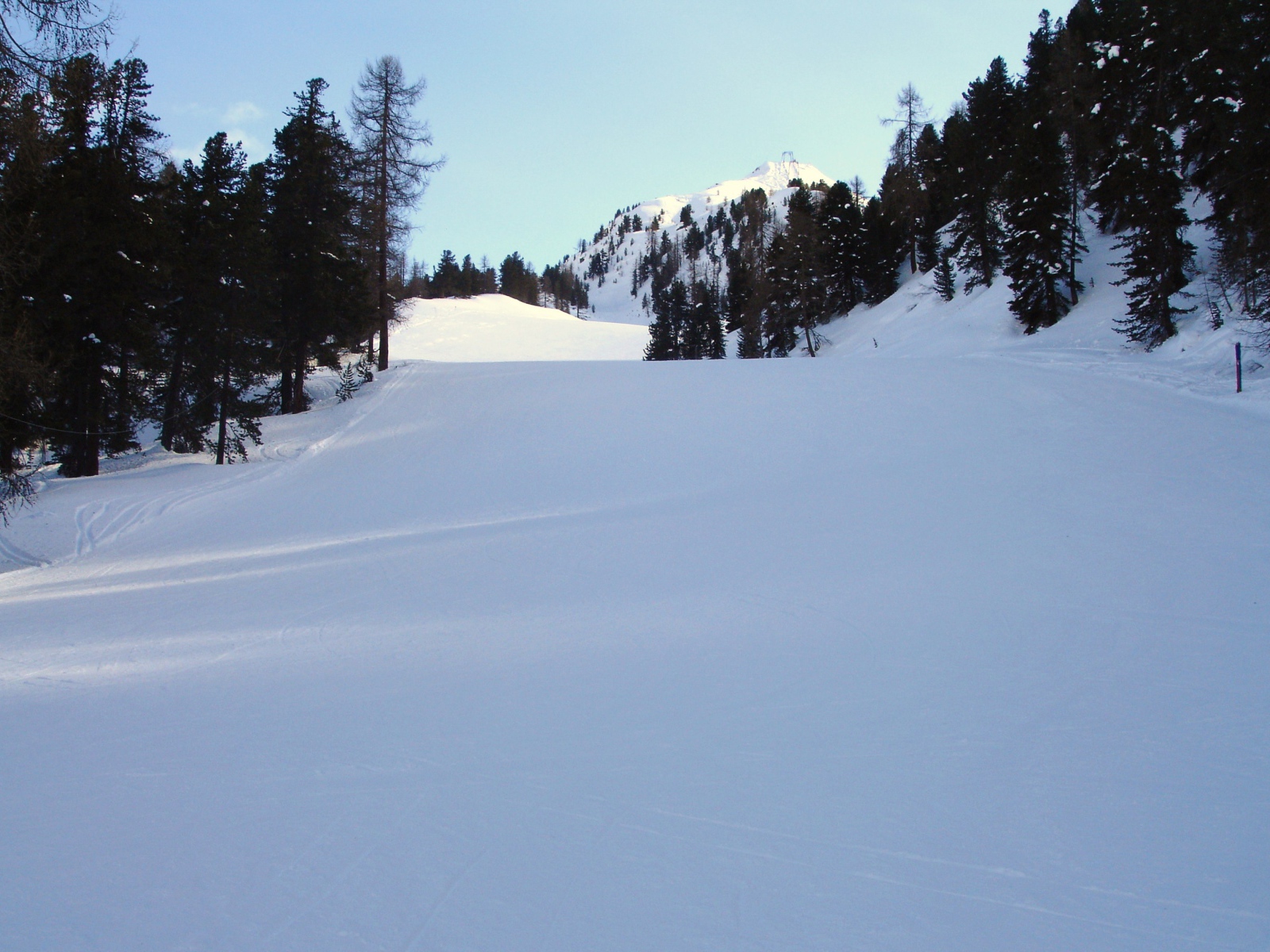 Снежные склоны в окрестностях курорта в Бормио, Италия