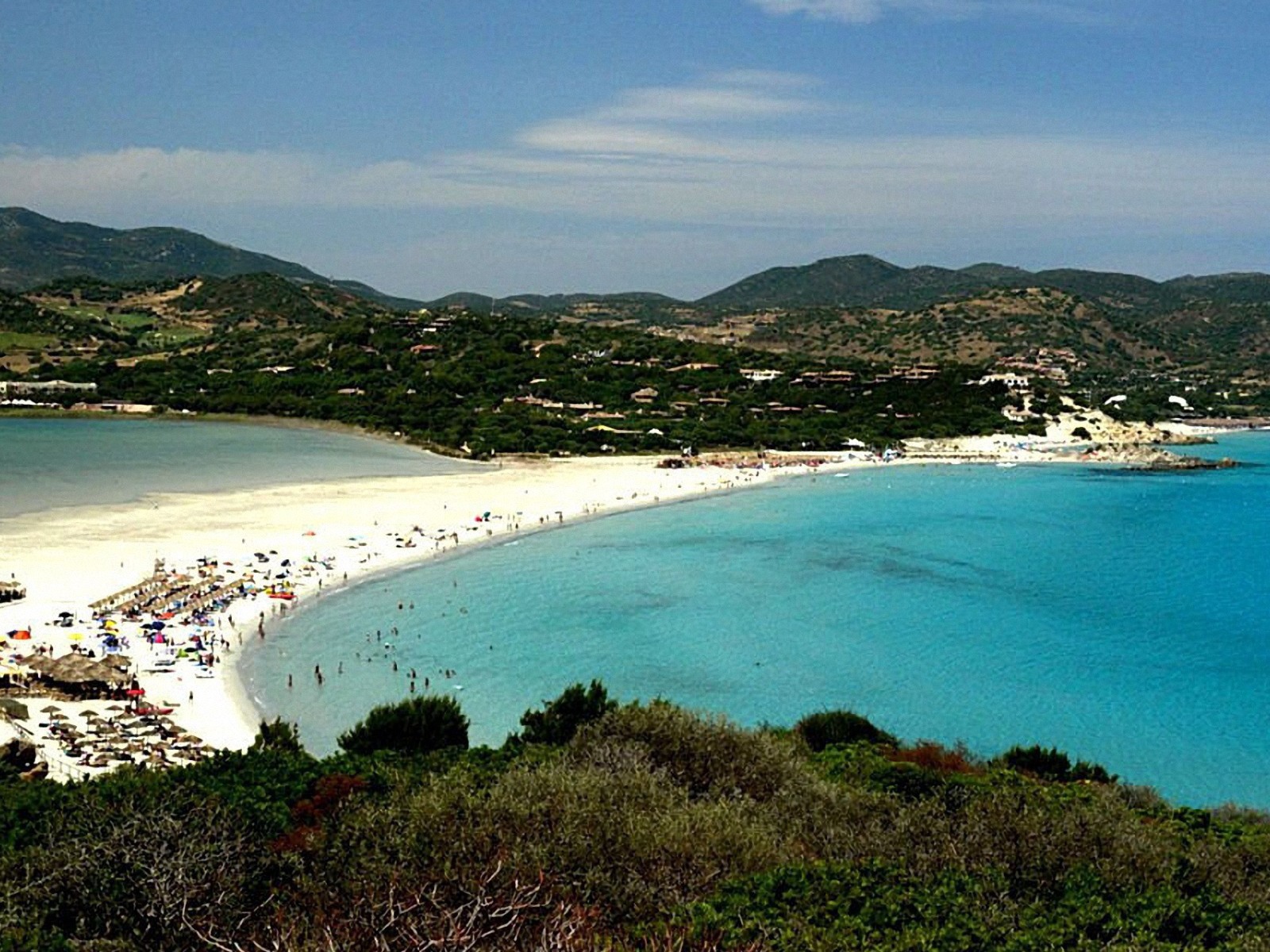 Весенний отдых на пляже на острове Сардиния, Италия