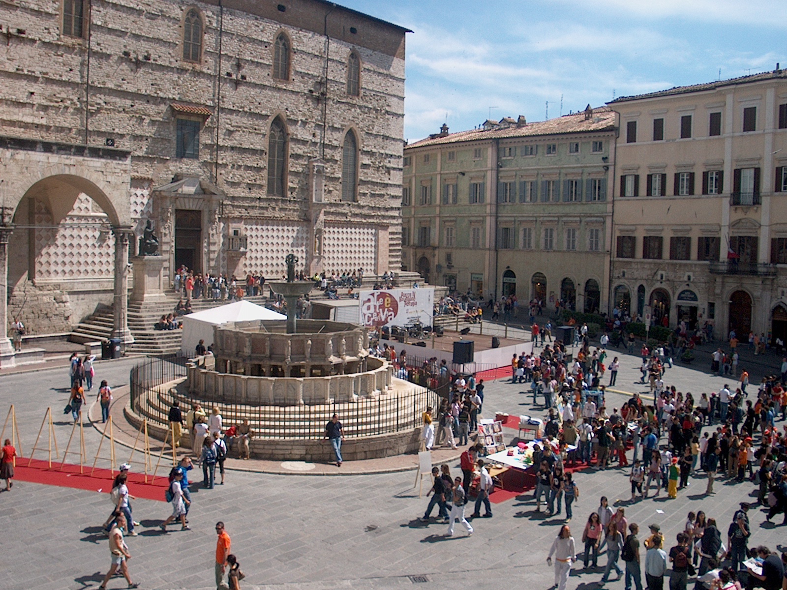 Площадь с фонтаном в Перудже, Италия