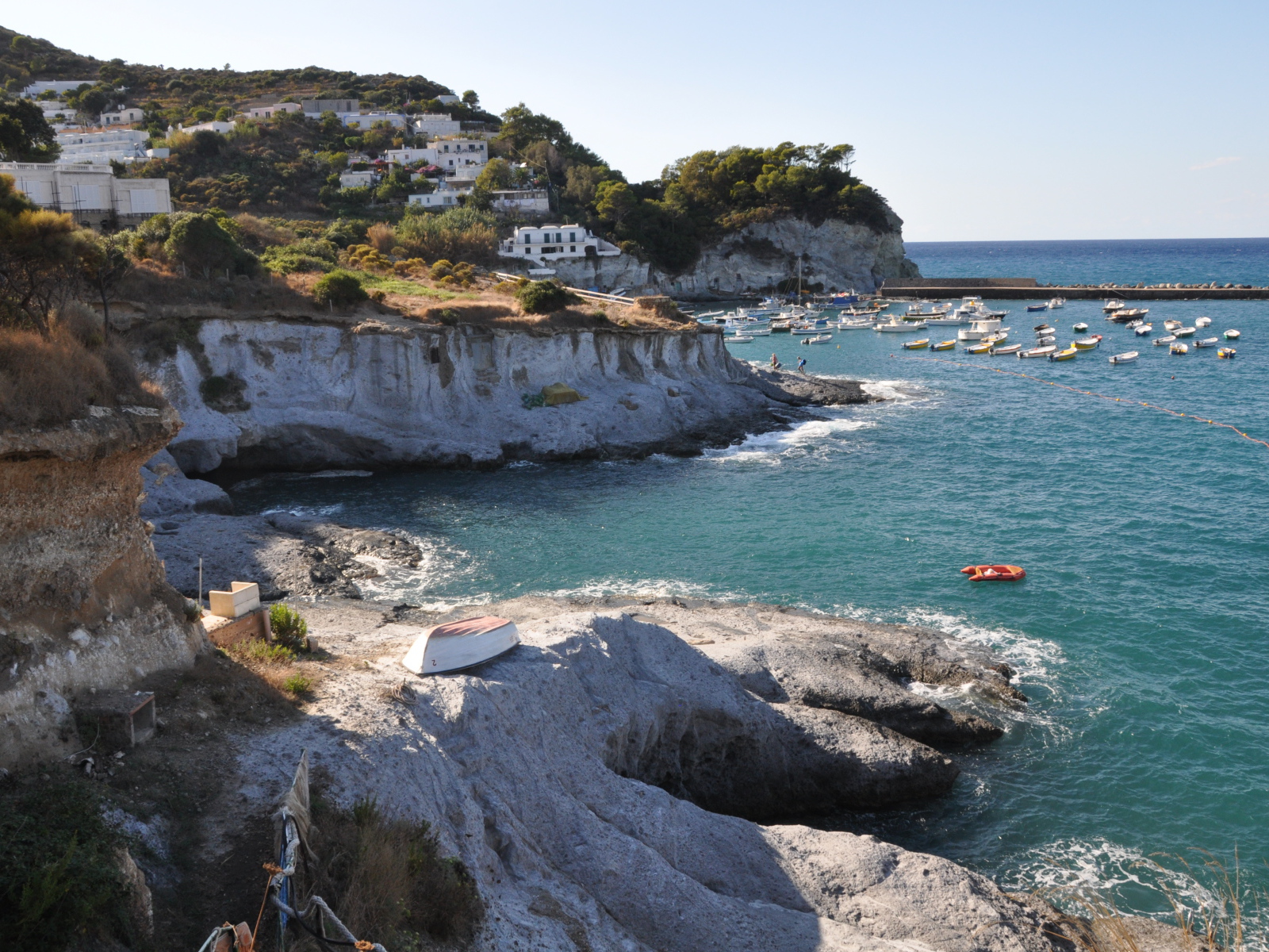 Обрывистые берега на острове Понца, Италия
