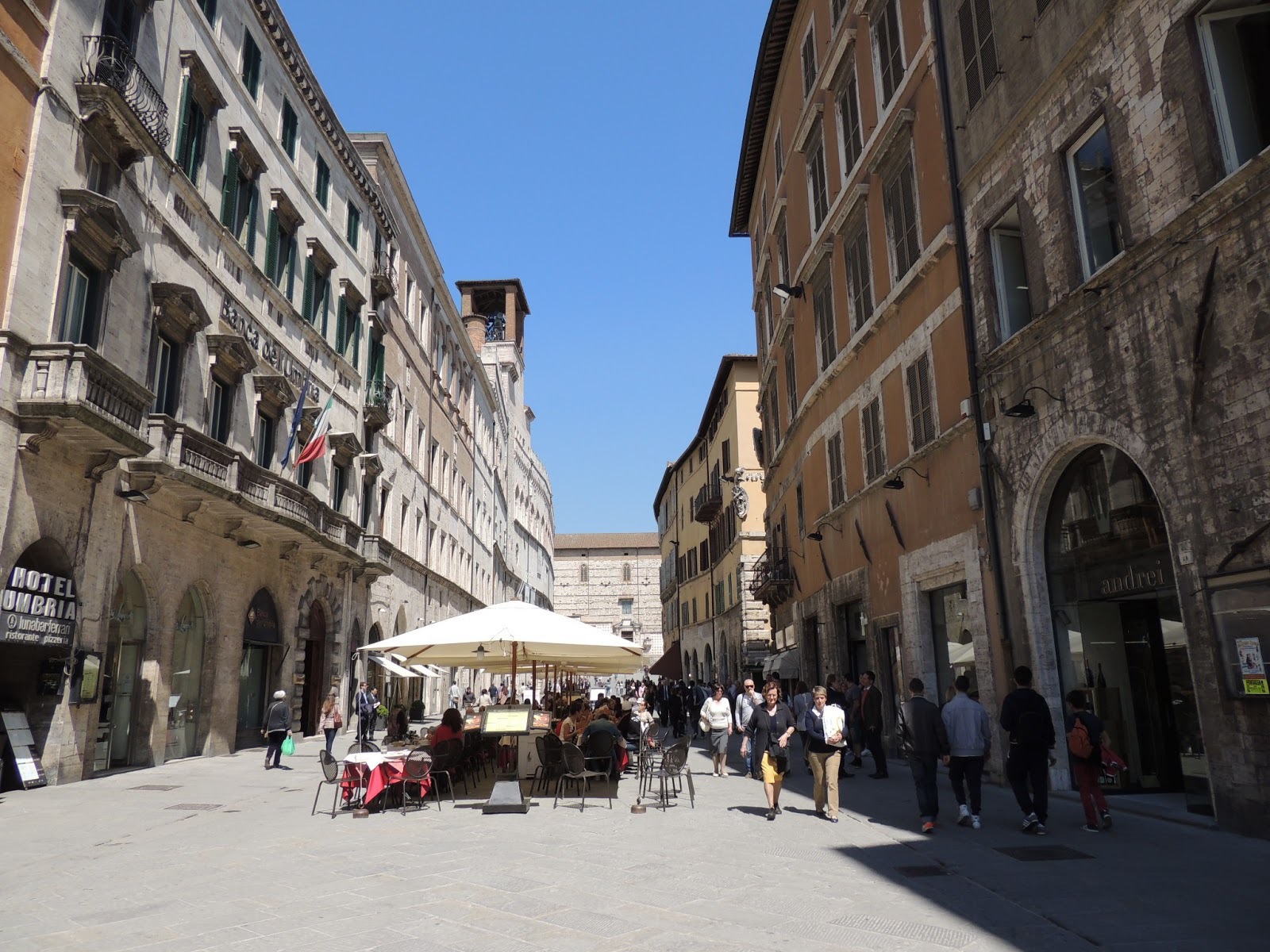 Уличное кафе в Перудже, Италия