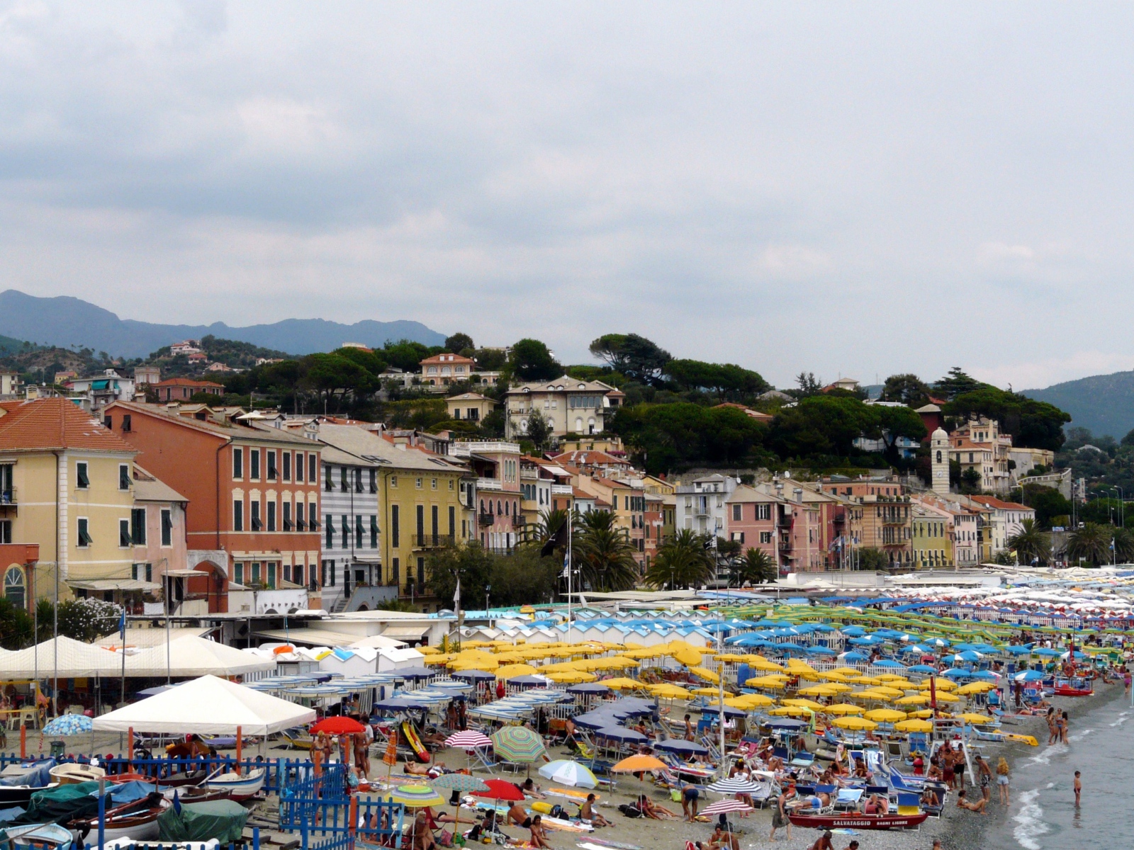 Летний отдых на пляже на курорте Челле Лигуре, Италия