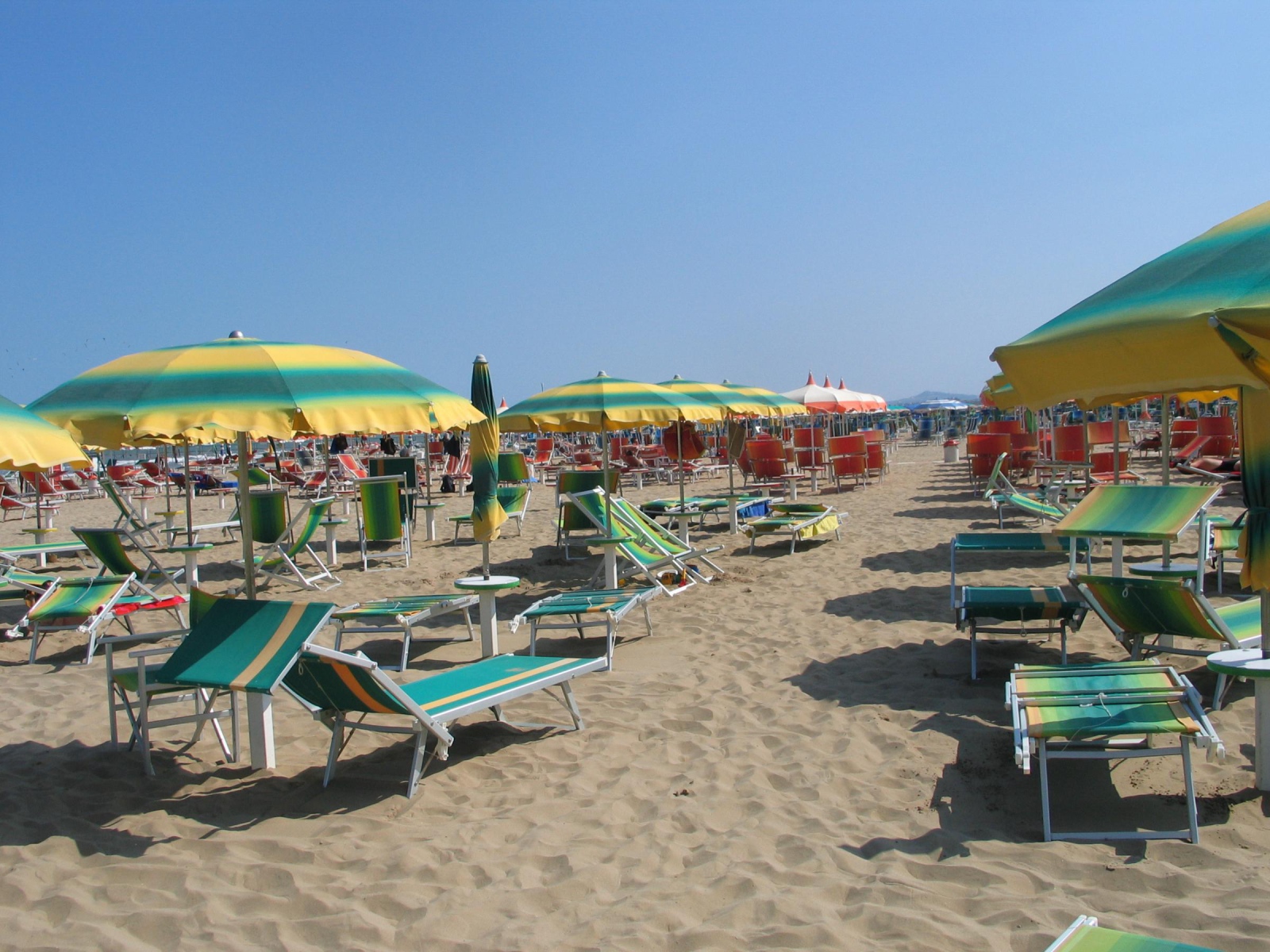 Летний отдых на пляже на курорте Лидо ди Езоло, Италия