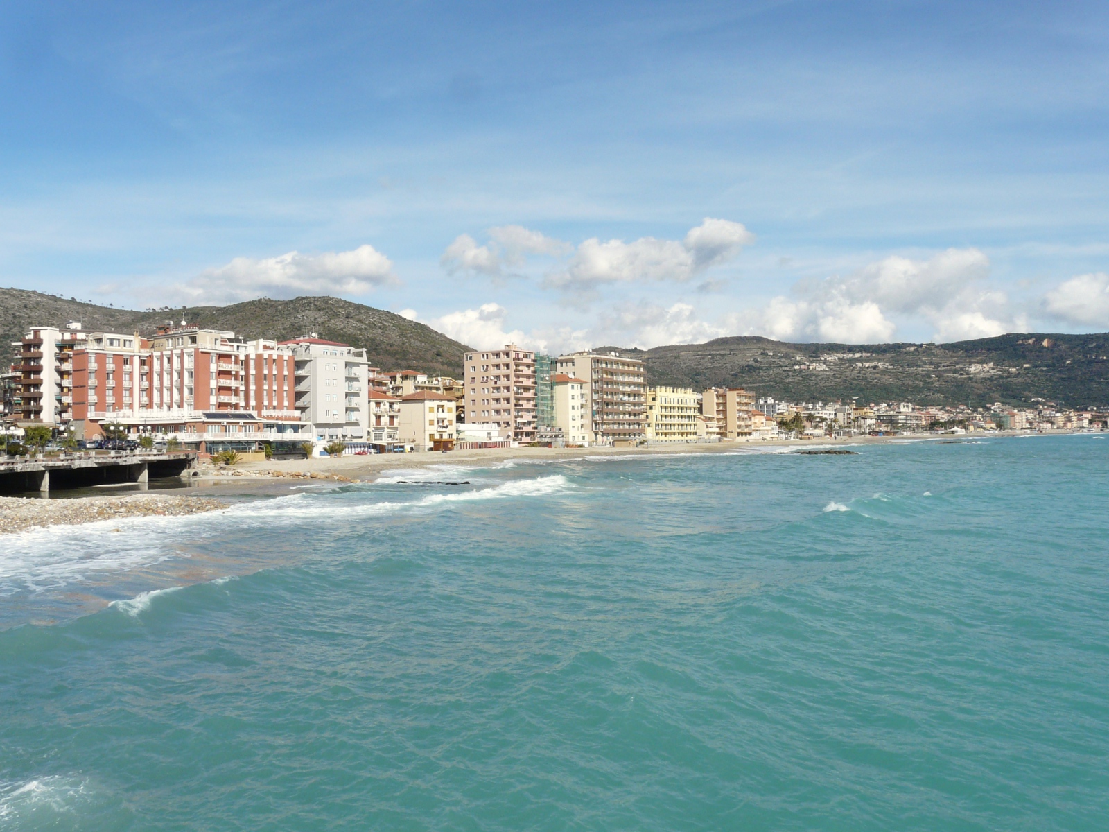 Летний отдых на пляже на курорте в Пьетра Лигуре, Италия