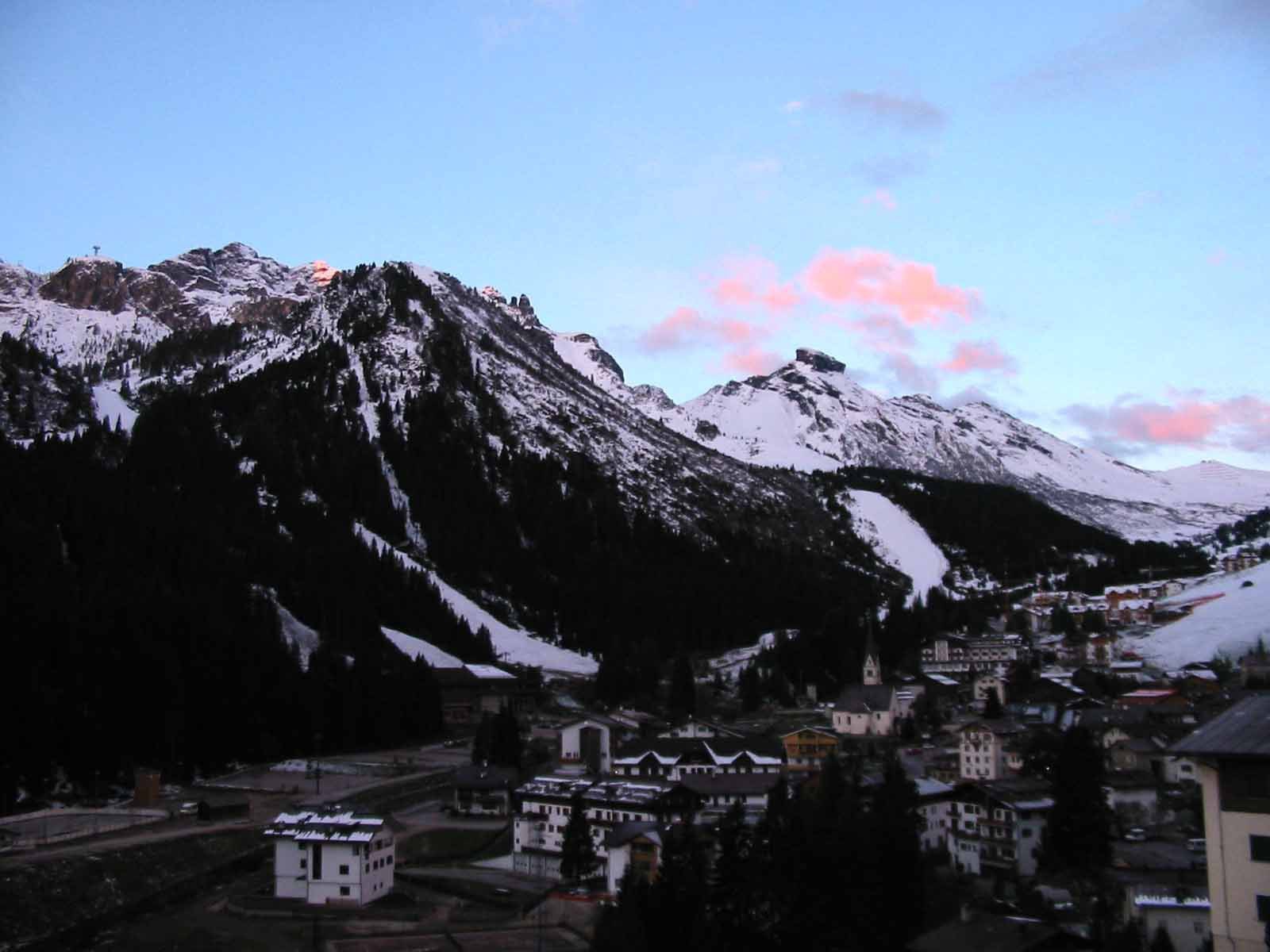 Закат в горах на горнолыжном курорте Арабба, Италия