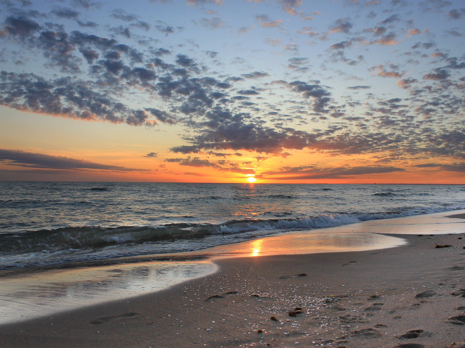 Закат над пляжем на курорте Сабаудия, Италия