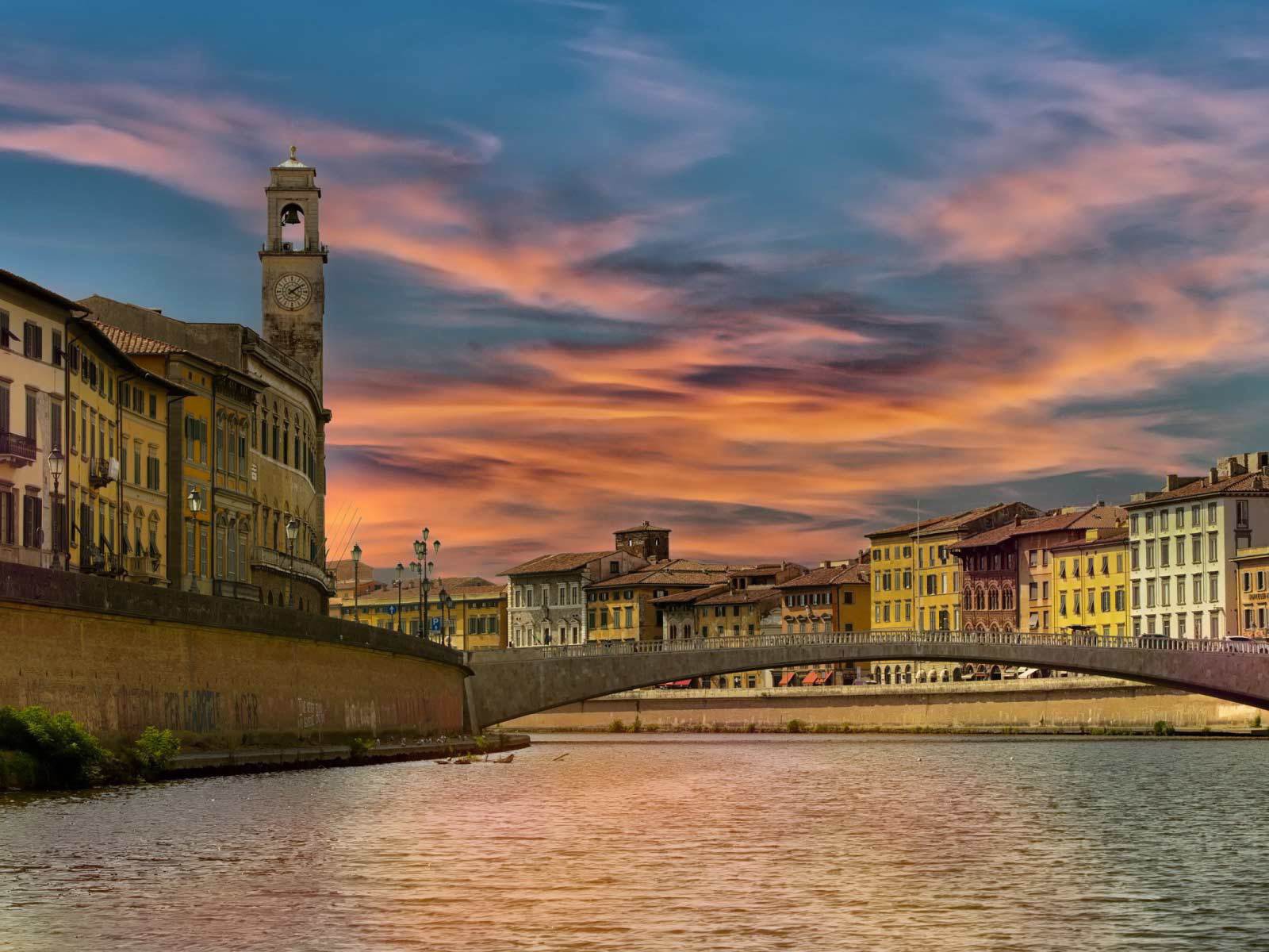 Закат над городом в Пизе, Италия