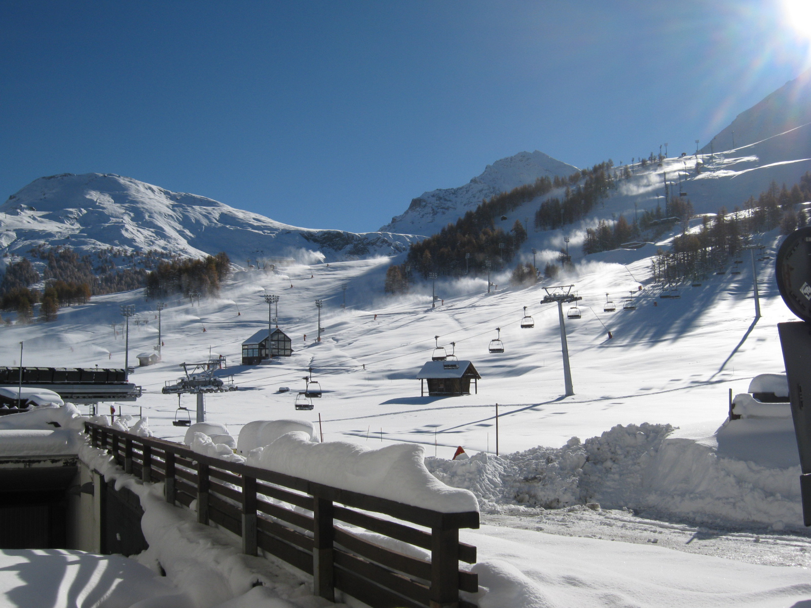 Солнечное сияние на горнолыжном курорте Сестриер, Италия