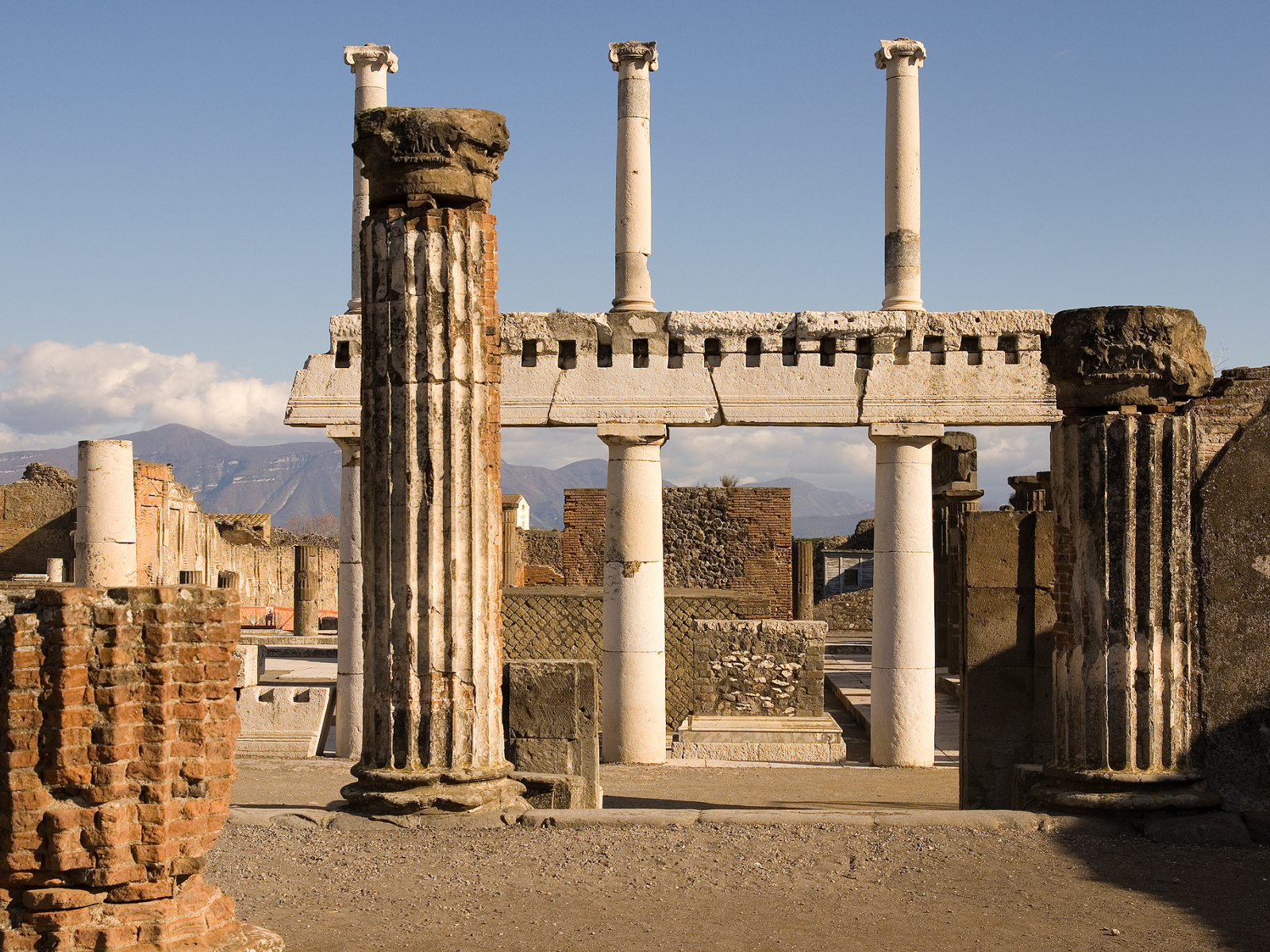 Руины храма в Помпеях, Италия