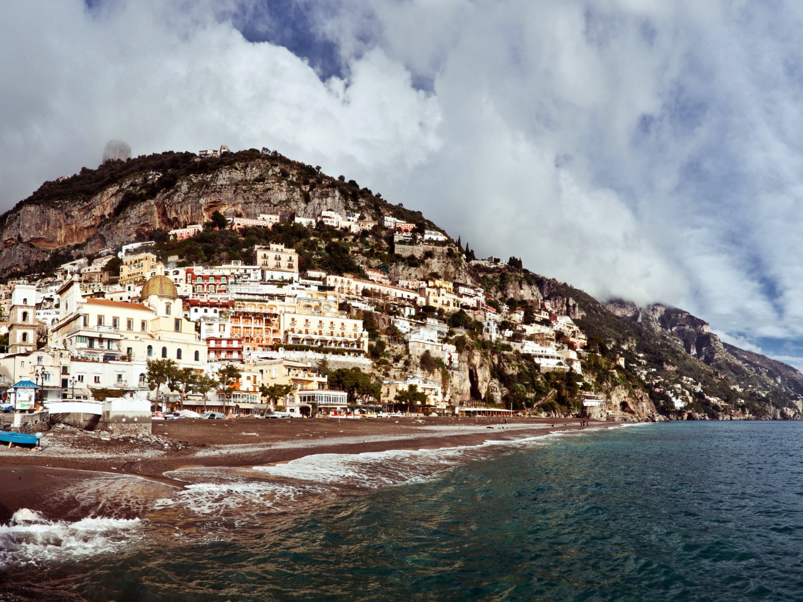 Пляж на курорте Позитано, Италия