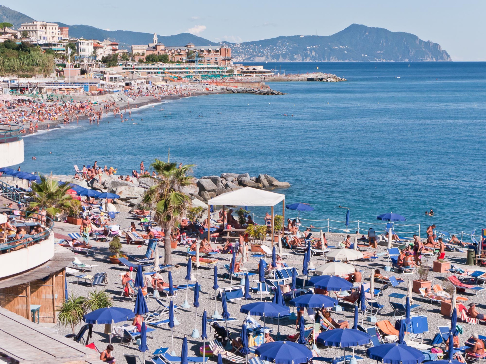 Пляж на курорте Рапалло, Италия