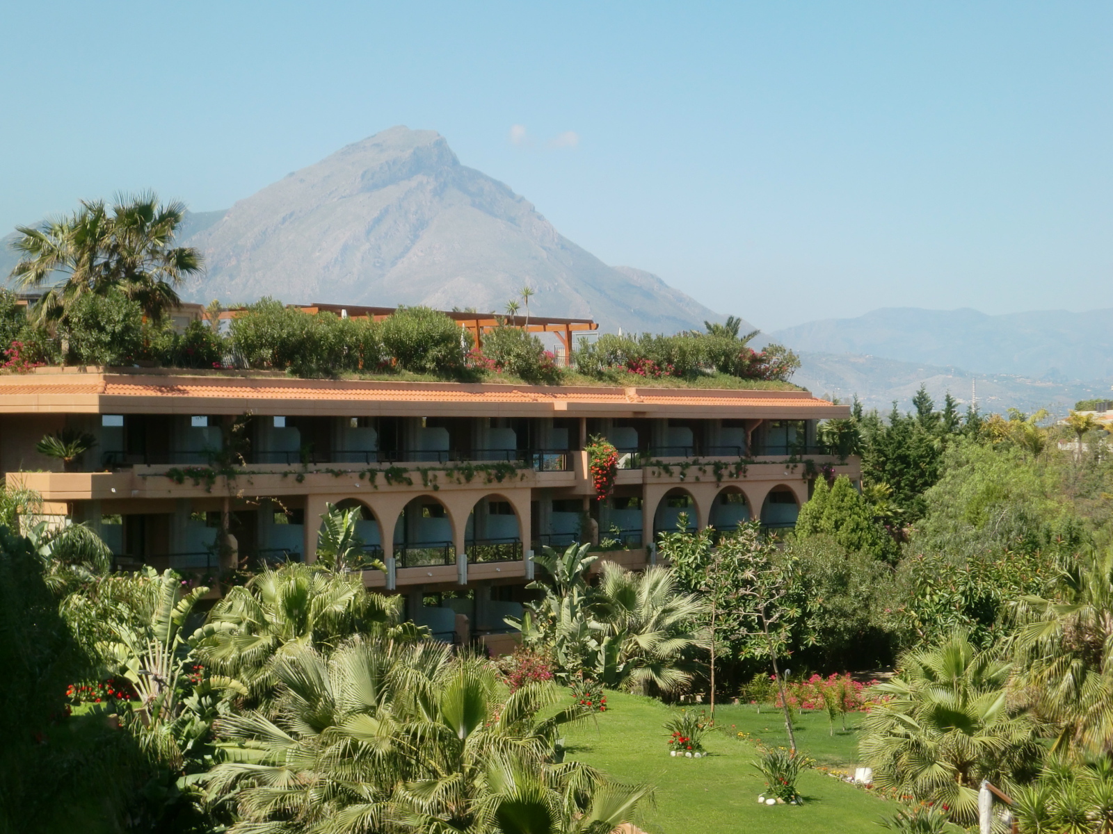 Отель на фоне вулкана Этна на острове Сицилия, Италия