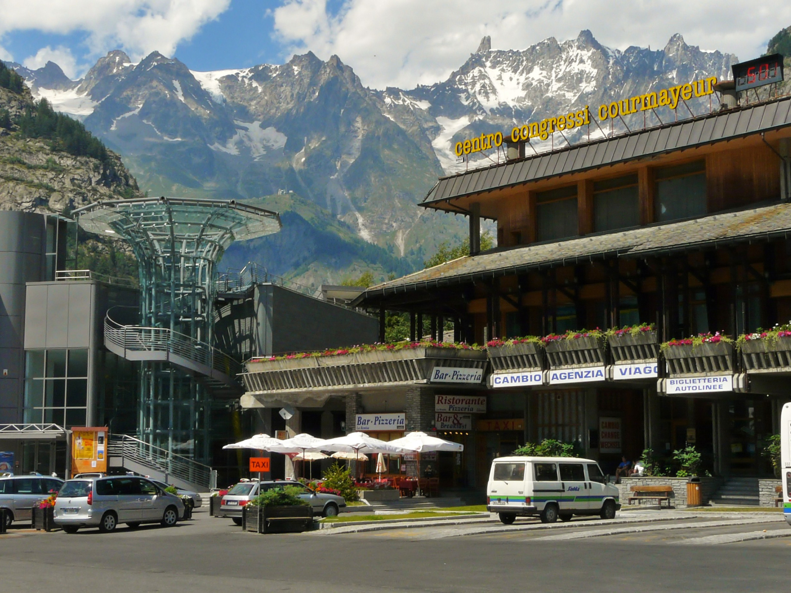 Главная площадь на горнолыжном курорте Курмайор, Италия