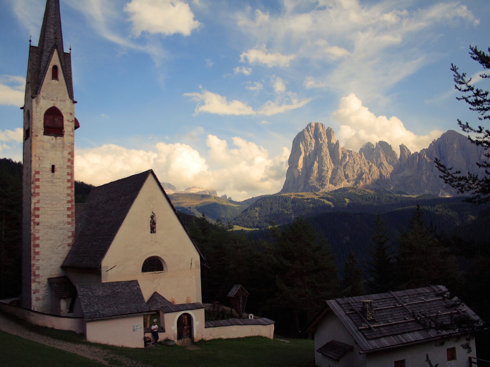 Старинная церковь на курорте Ортизей, Италия