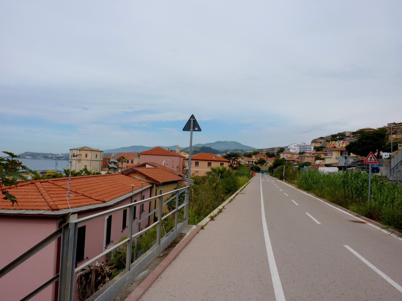 Дорога на побережье в Санто Стефано аль Маре, Италия