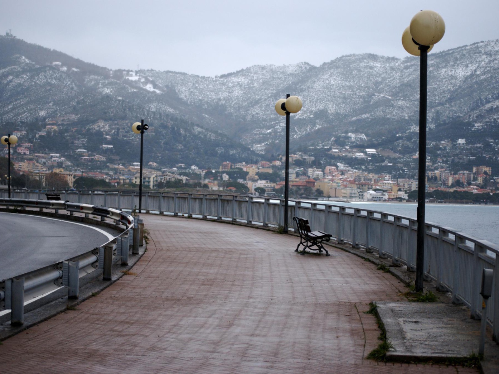 Дорога на побережье на курорте Споторно, Италия