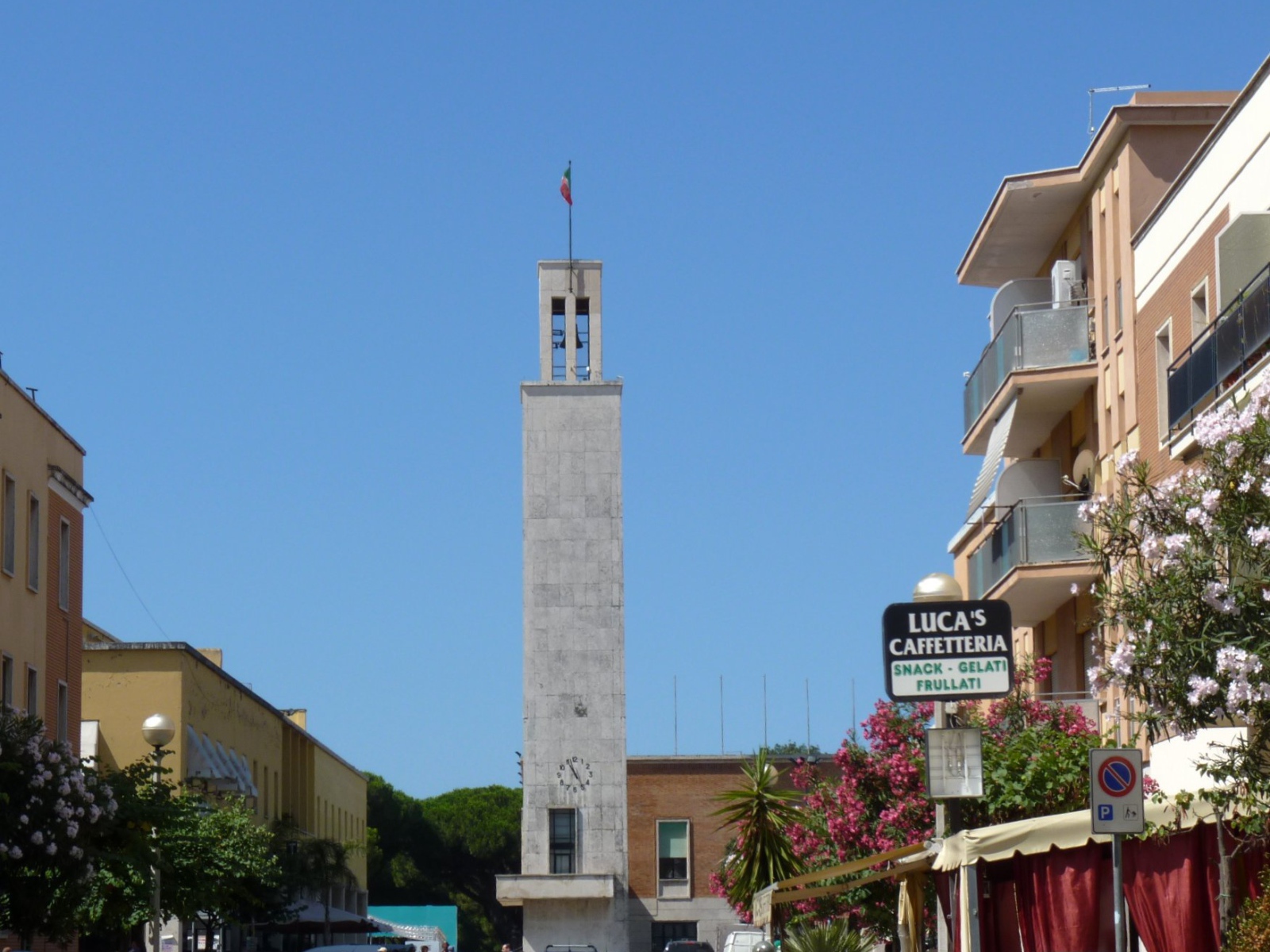 Башня в городе на курорте Сабаудия, Италия