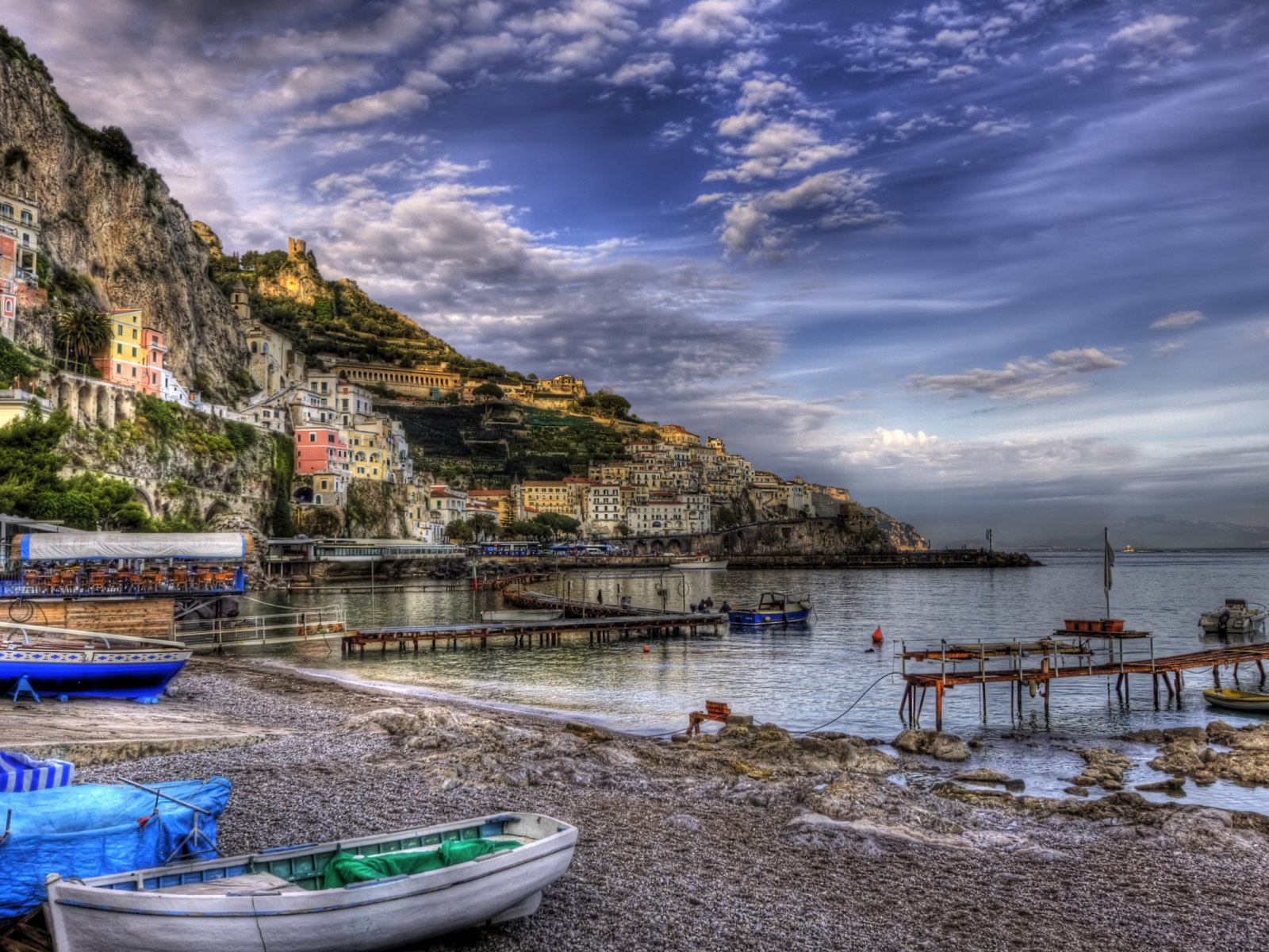 Вид на скалы на курорте в Амальфи, Италия