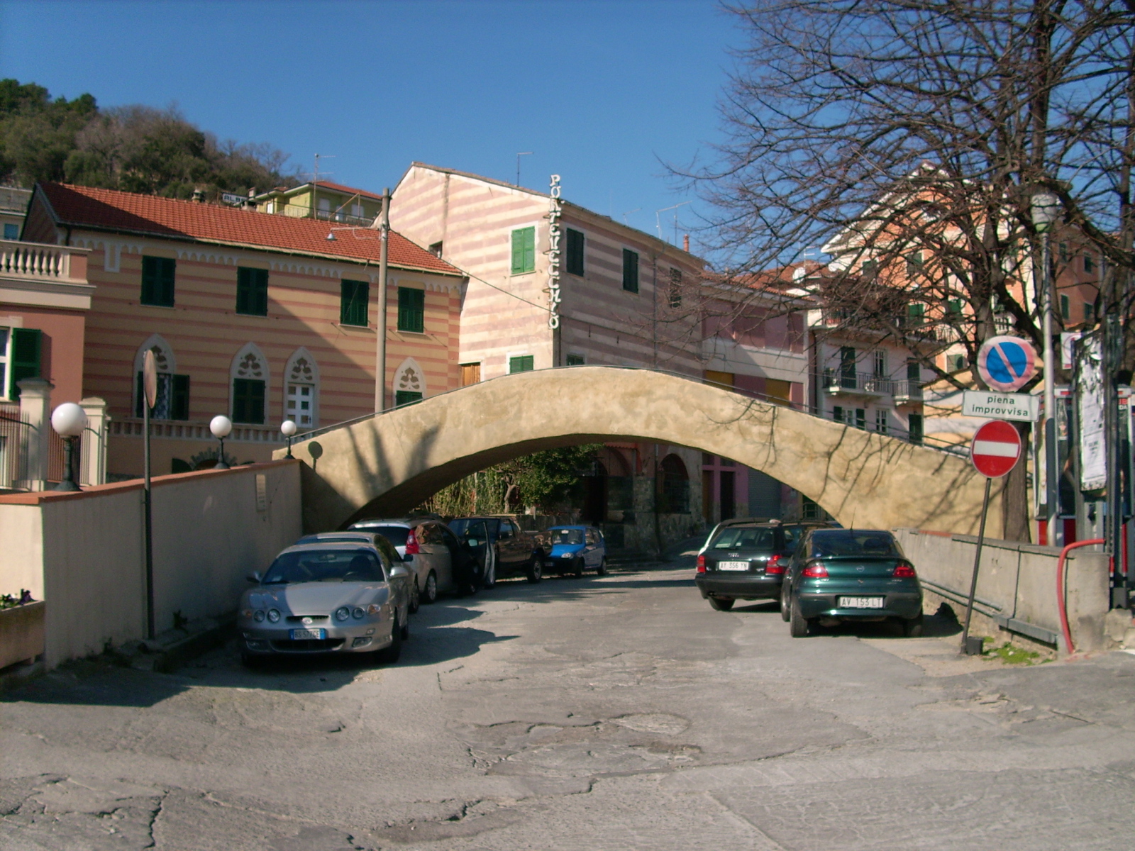 Прогулка по улице на курорте Ноли, Италия