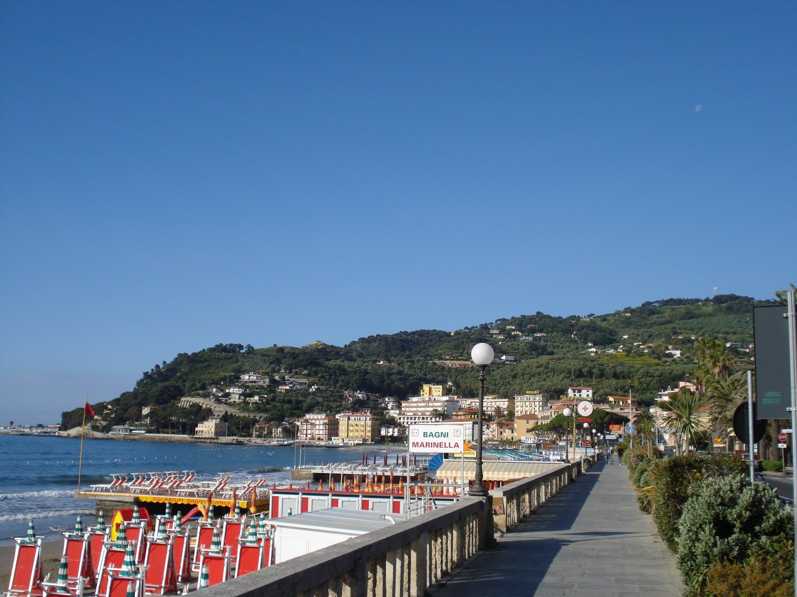 Прогулка по набережной на курорте Диано Марино, Италия