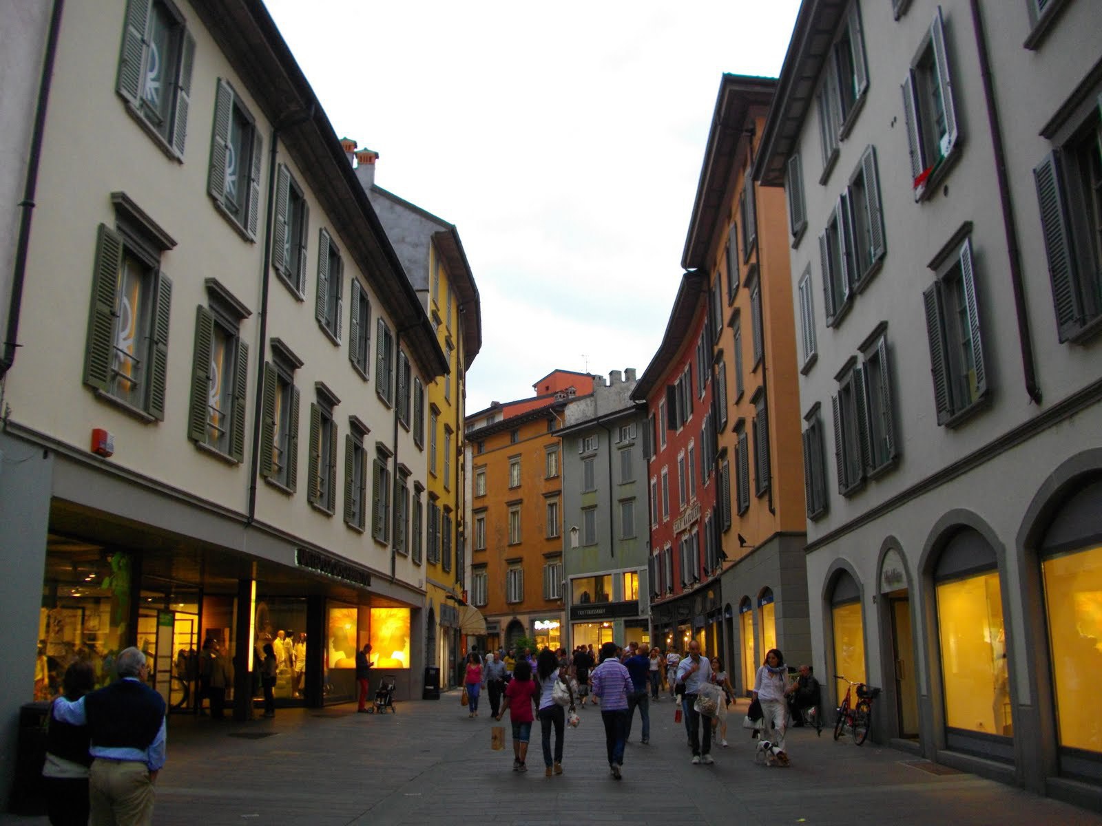 Прогулка по улице в Бергамо, Италия