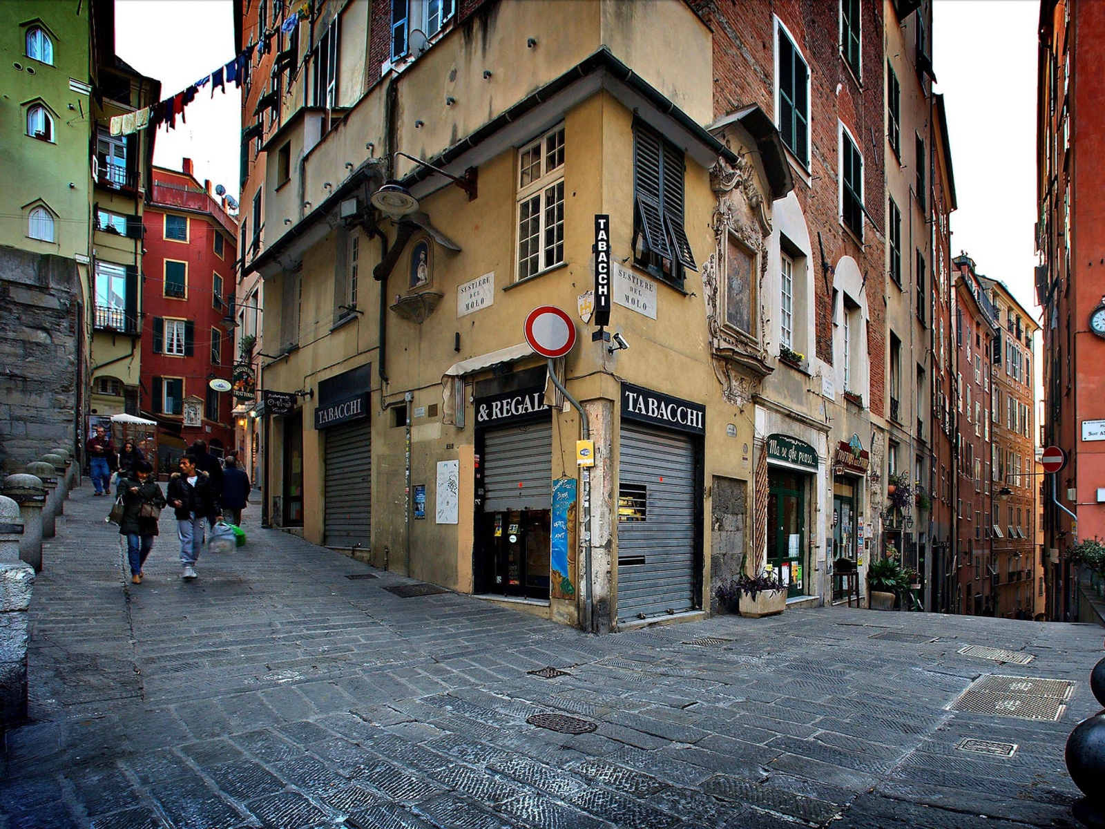 Прогулка по улице в Лигурии, Италия