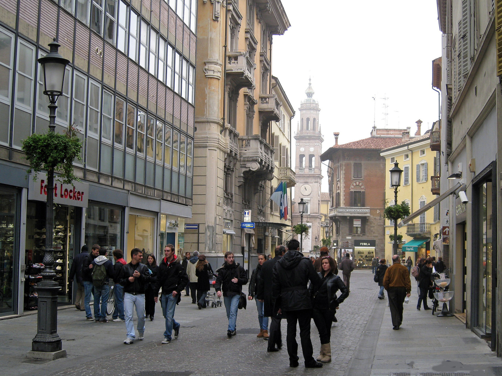 Прогулка по улице в Парме, Италия
