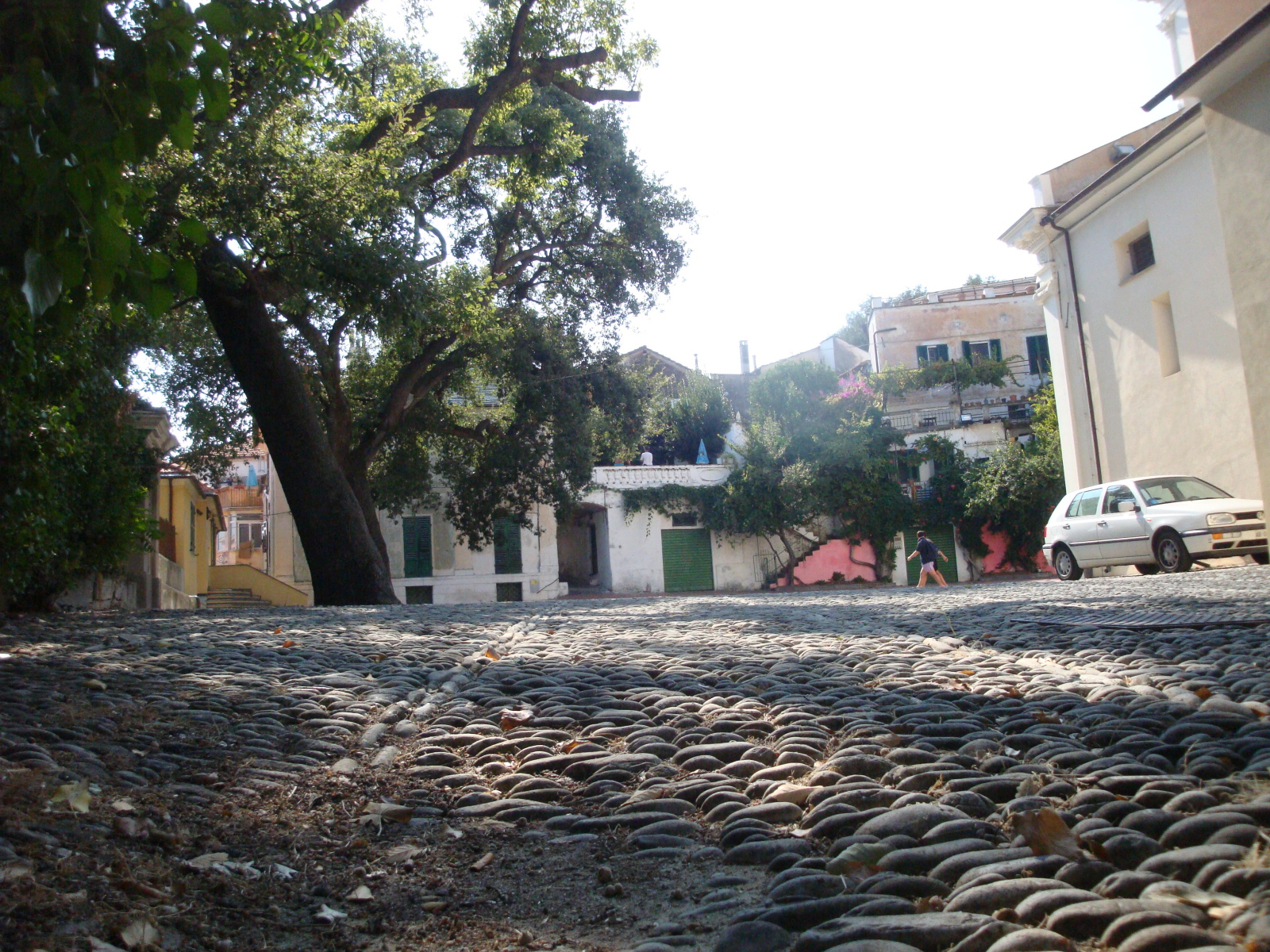 Прогулка по улице на курорте Сан Бартоломео Аль Маре, Италия