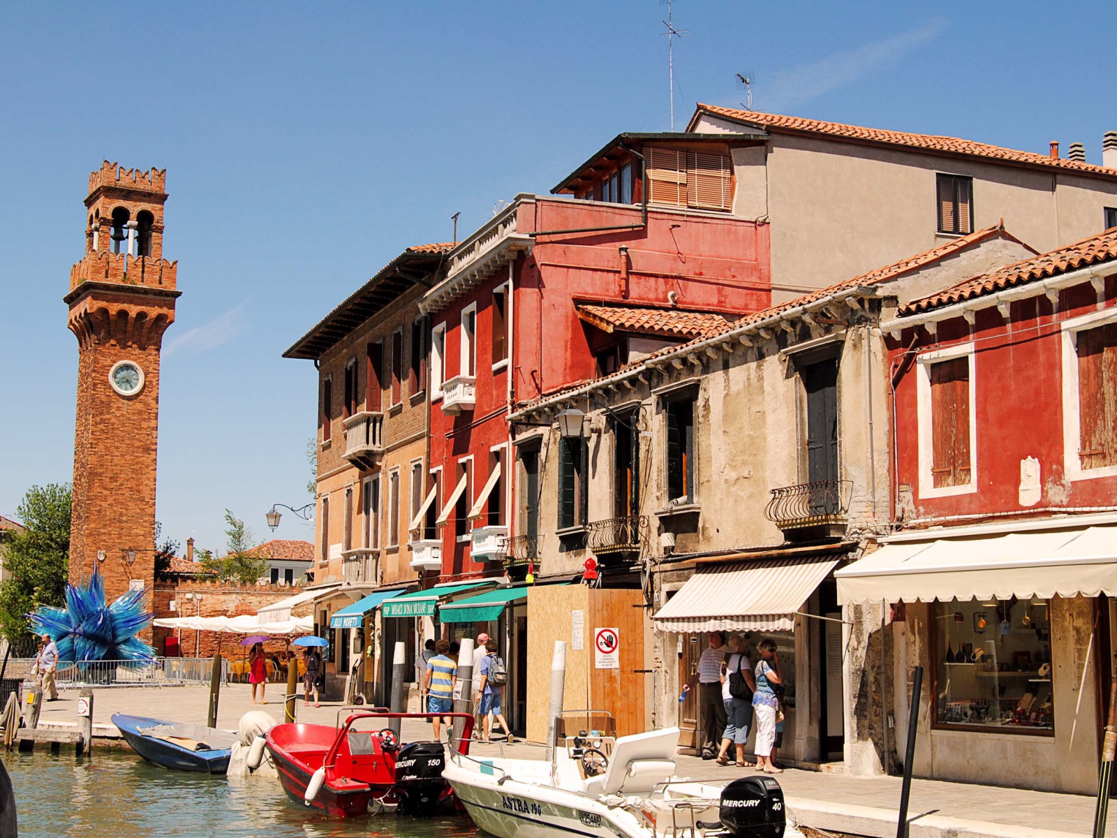 Прогулка по улицам на острове Мурано, Италия