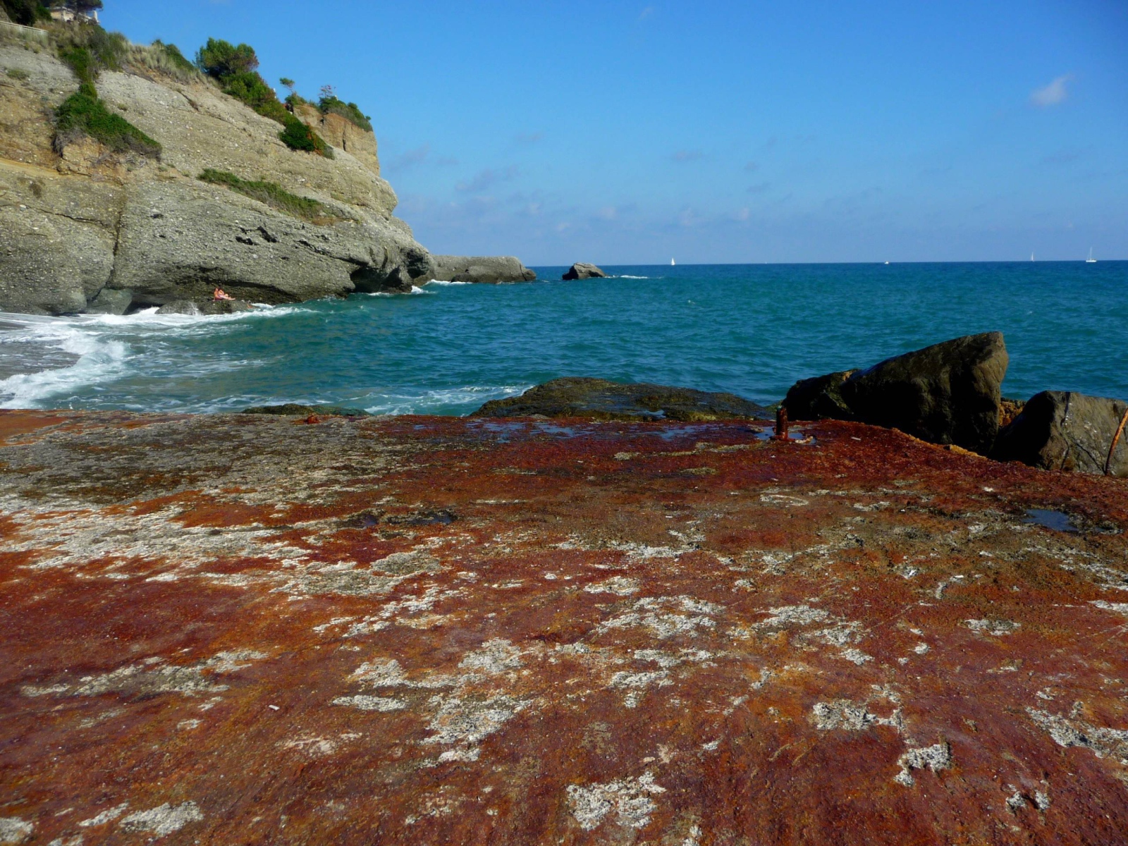 Каменистый берег на курорте Челле Лигуре, Италия
