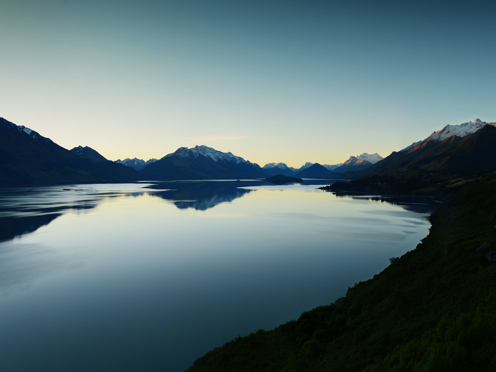 Озеро Вакатипу после заката солнца, Новая Зеландия