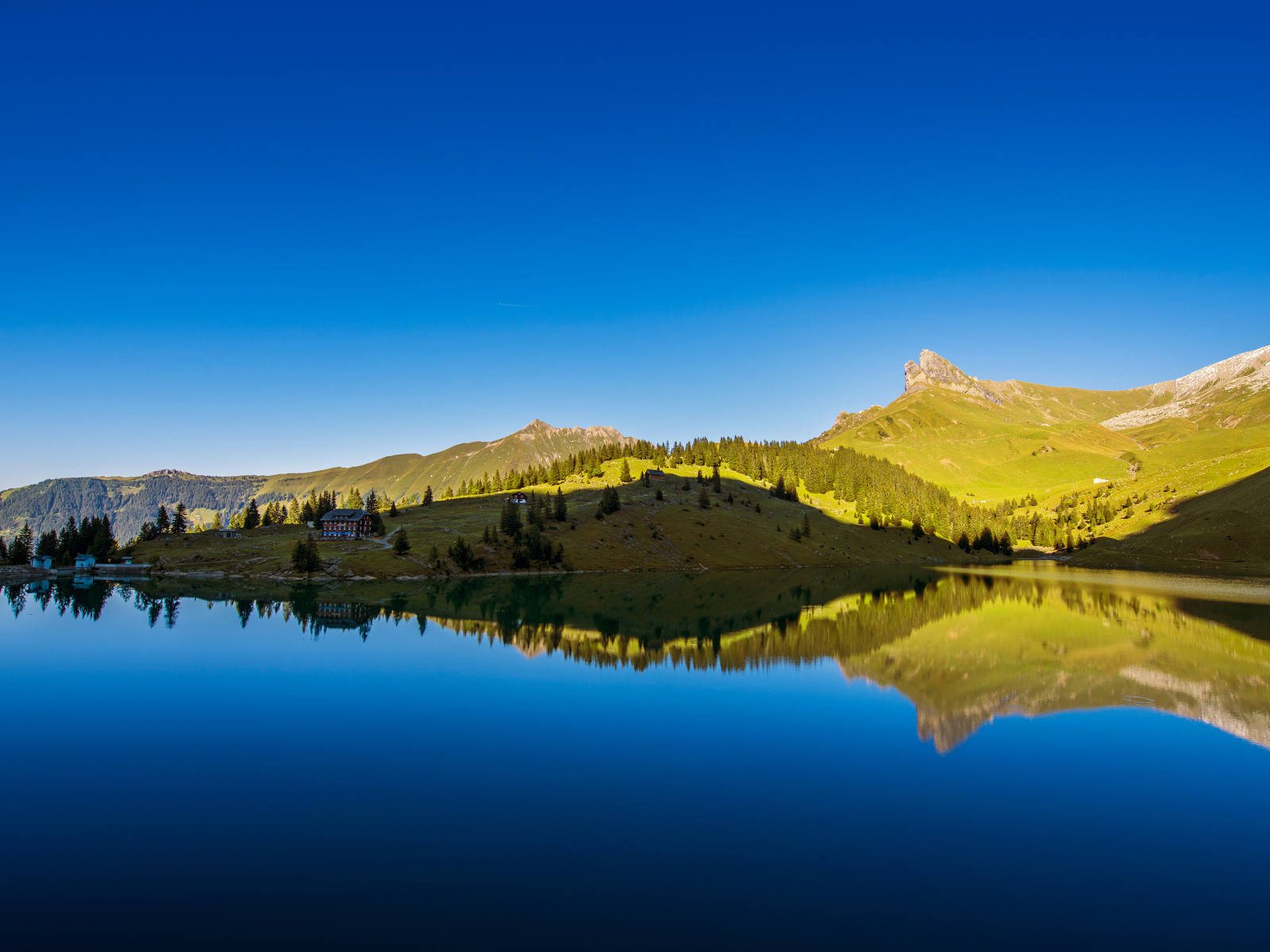 Красивое озеро в Швейцарии