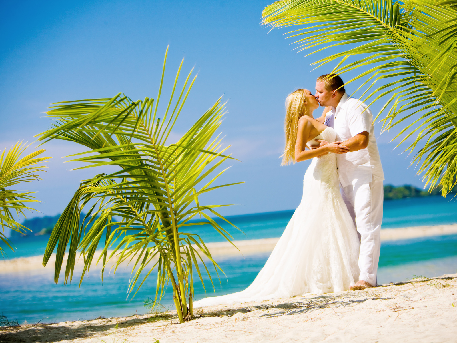 Красивая пара на пляже в Пхукете, Таиланд