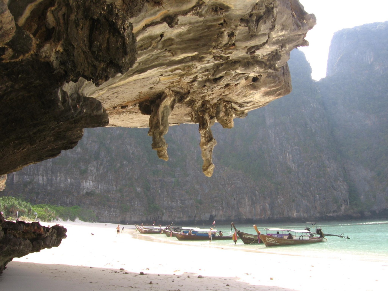 Лодки в лагуне на курорте Районг, Таиланд