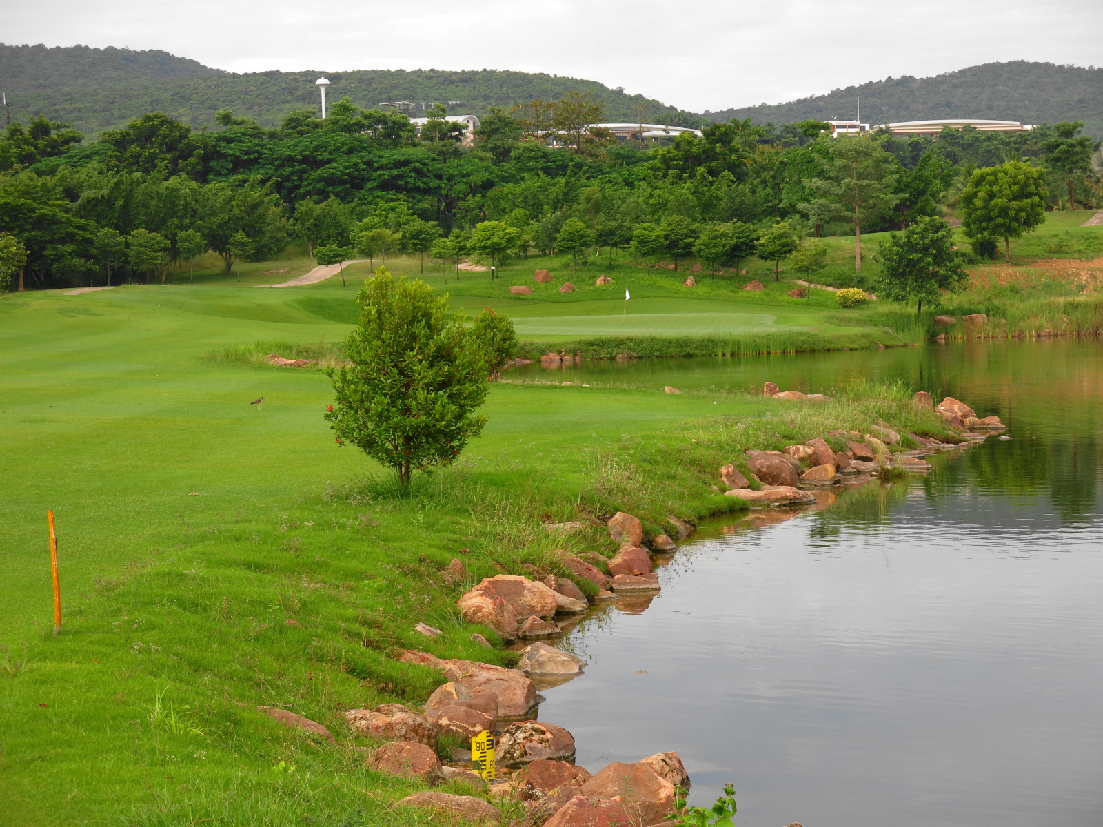 Поле для гольфа на курорте Лопбури, Таиланд