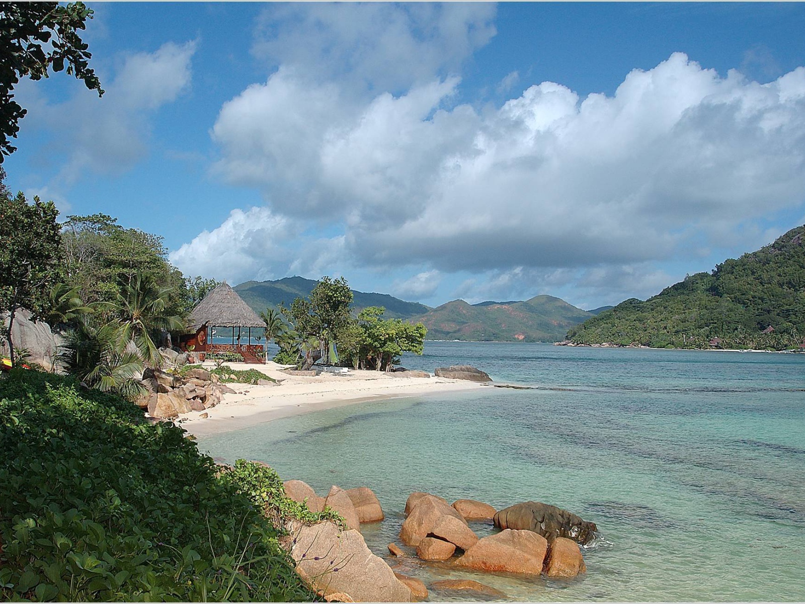 Хижина на побережье на курорте острова Ко Лан, Таиланд