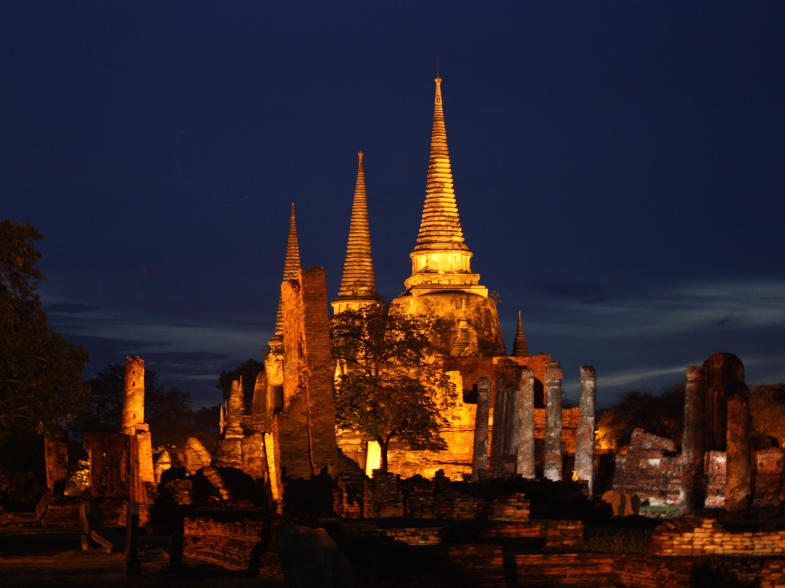 Ночная подсветка храма на курорте Аютайя, Таиланд